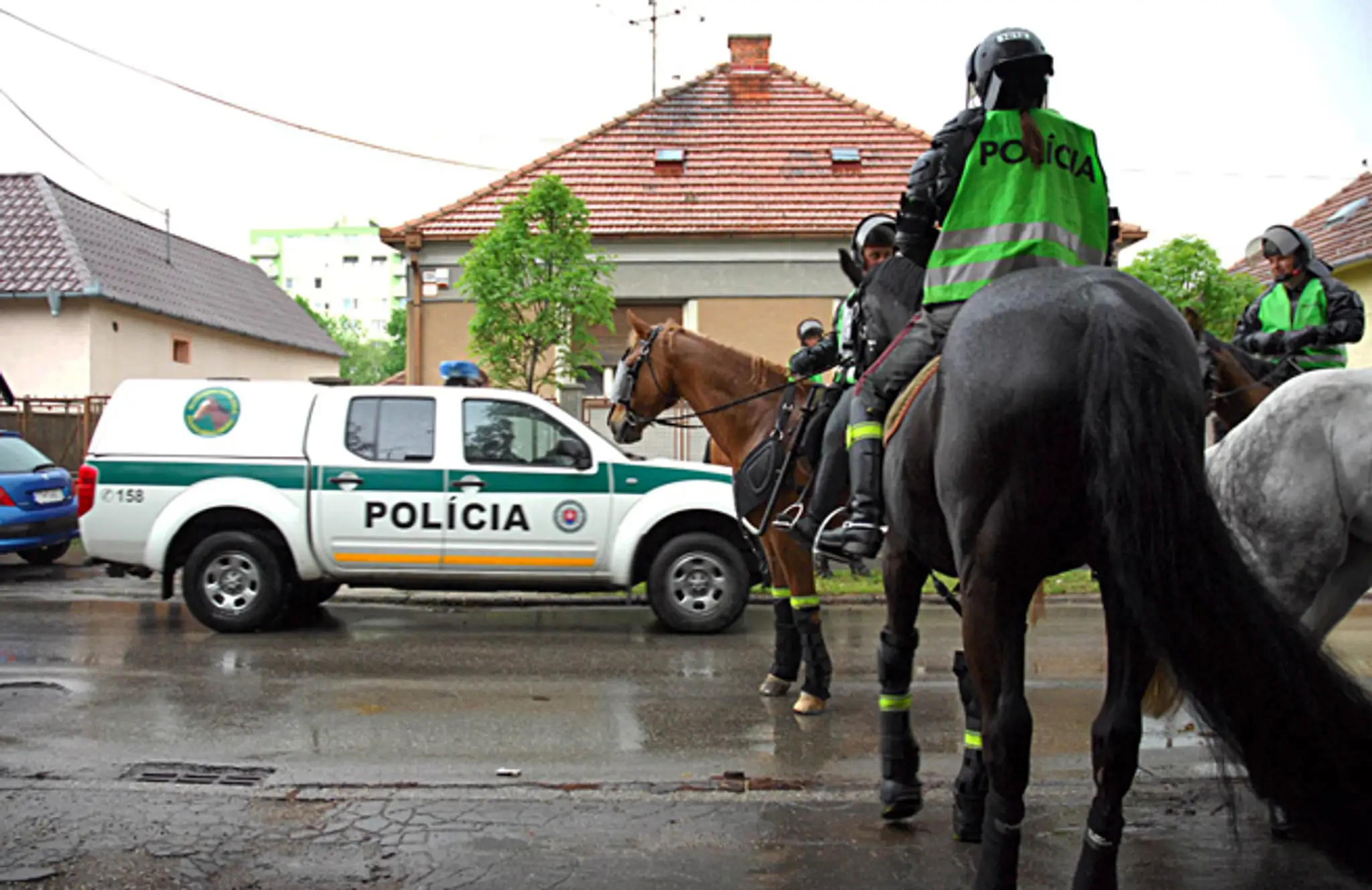 Jazdecká polícia na archívnej snímke pred zápasom DAC 1904 Dunajská Streda - Slovan Bratislava.
