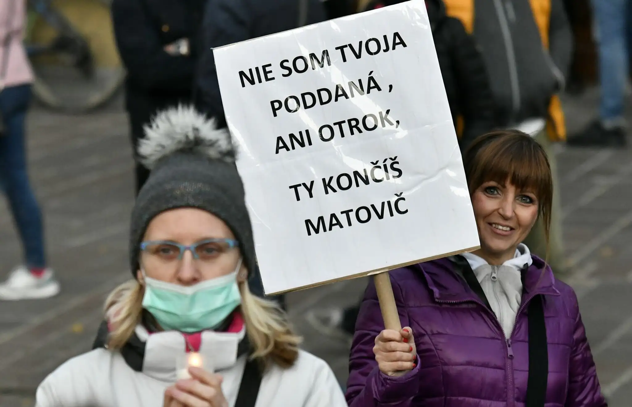Protestujúci pred parlamentom.