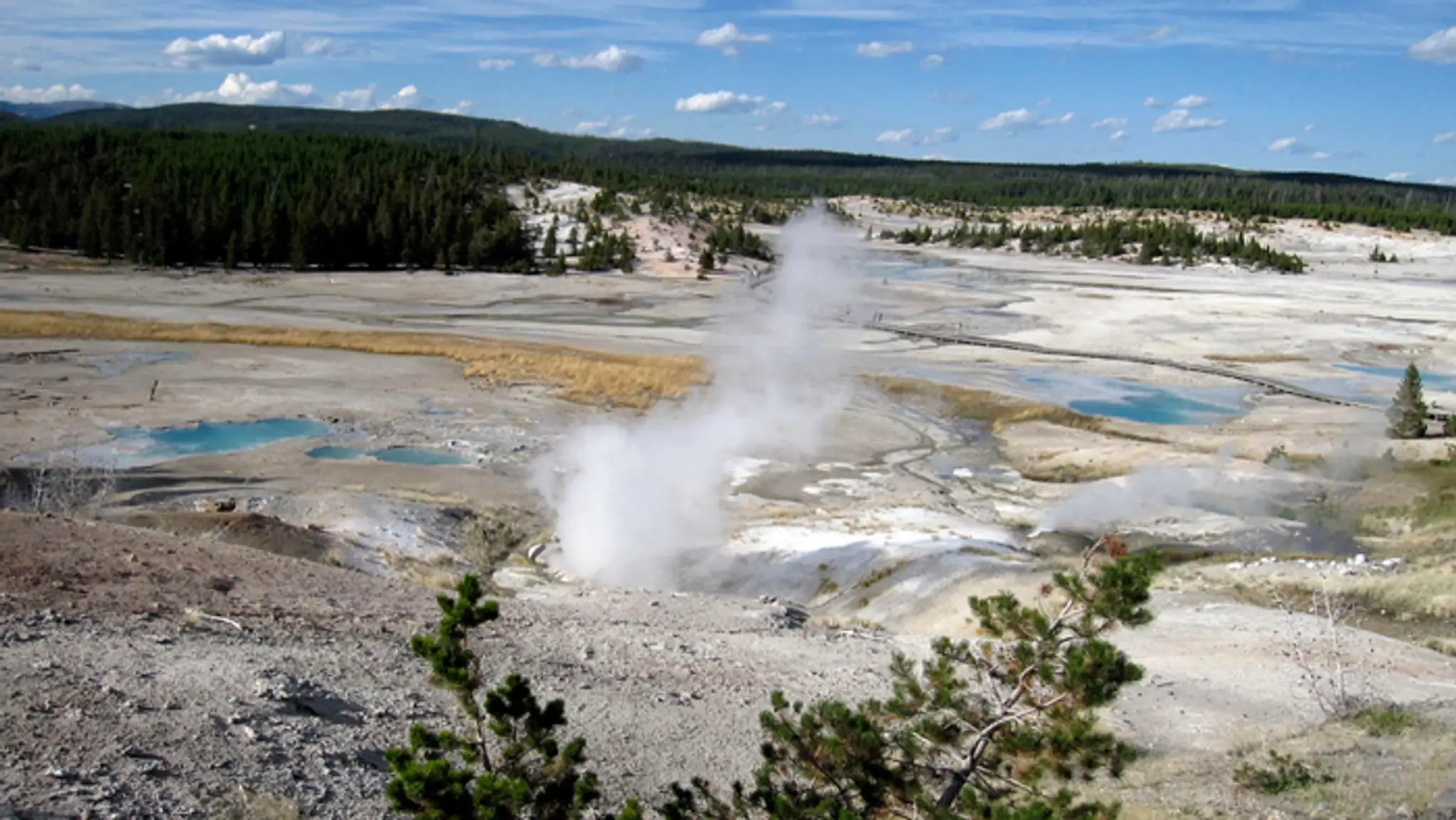 Turista zahynul po páde do vysoko kyslého horúceho prameňa v Yellowstonskom národnom parku.