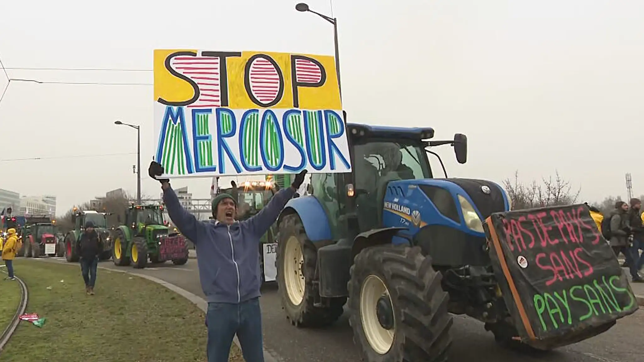 Farmári protestujú pred EP proti podmienkami dohody s Mercosurom. 