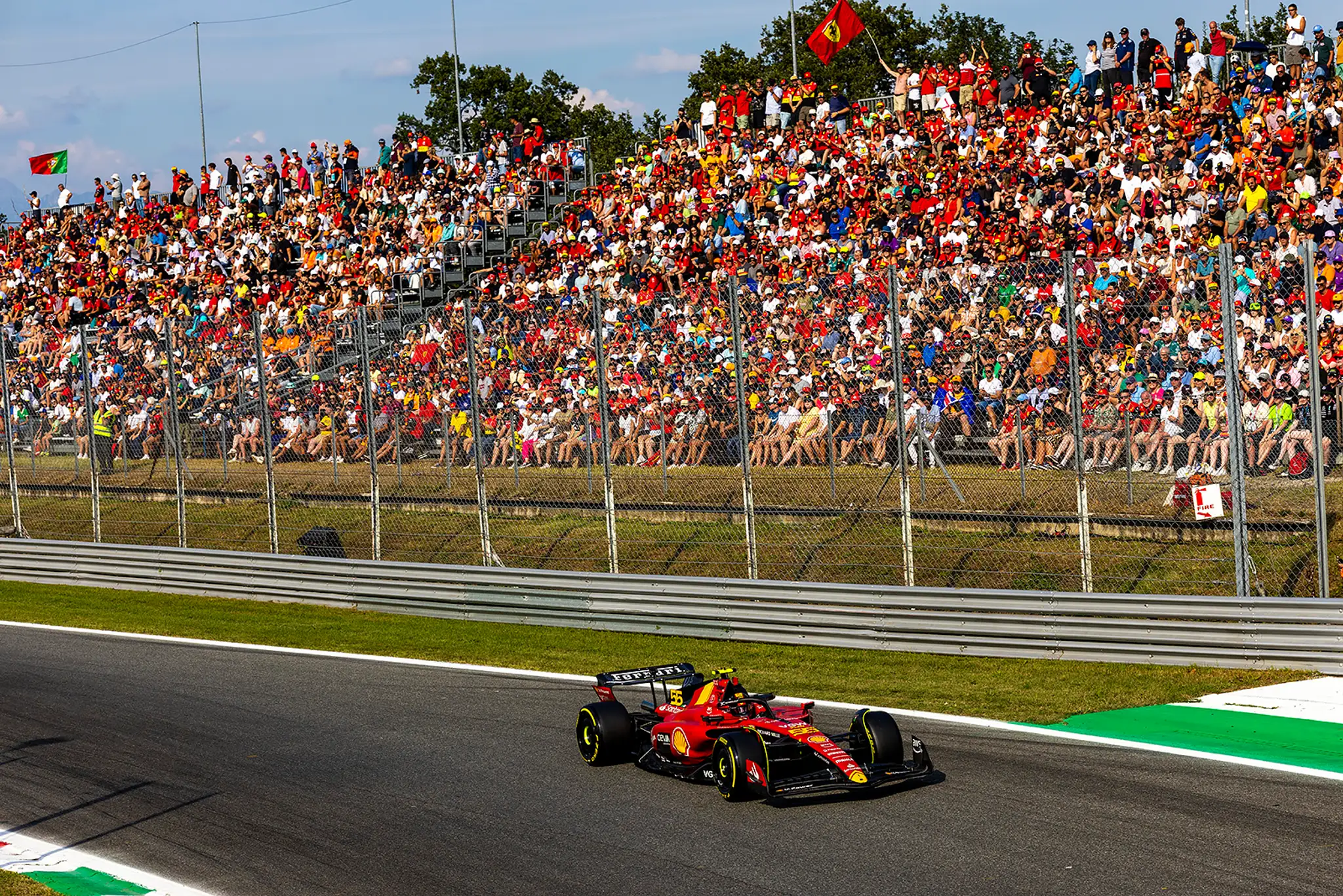 Víťaz kvalifikácie Carlos Sainz na Ferrari.