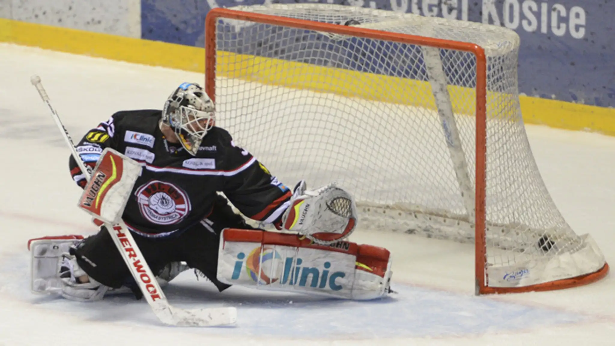 Brankár Banskej Bystrice Jason Bacashihua inkasuje úvodný gól semifinále play off proti HC Košice.