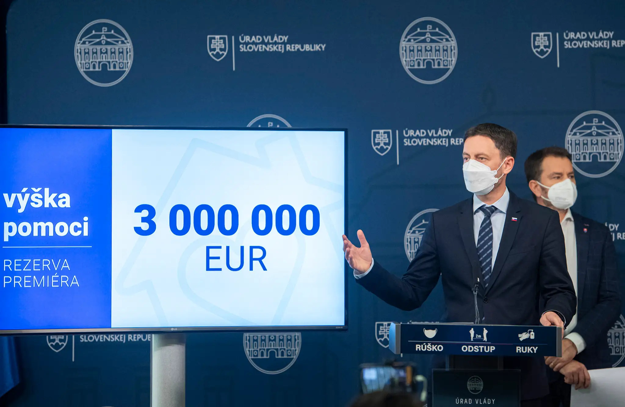 Premiér Eduard Heger, v pozadí minister financií Igor Matovič.