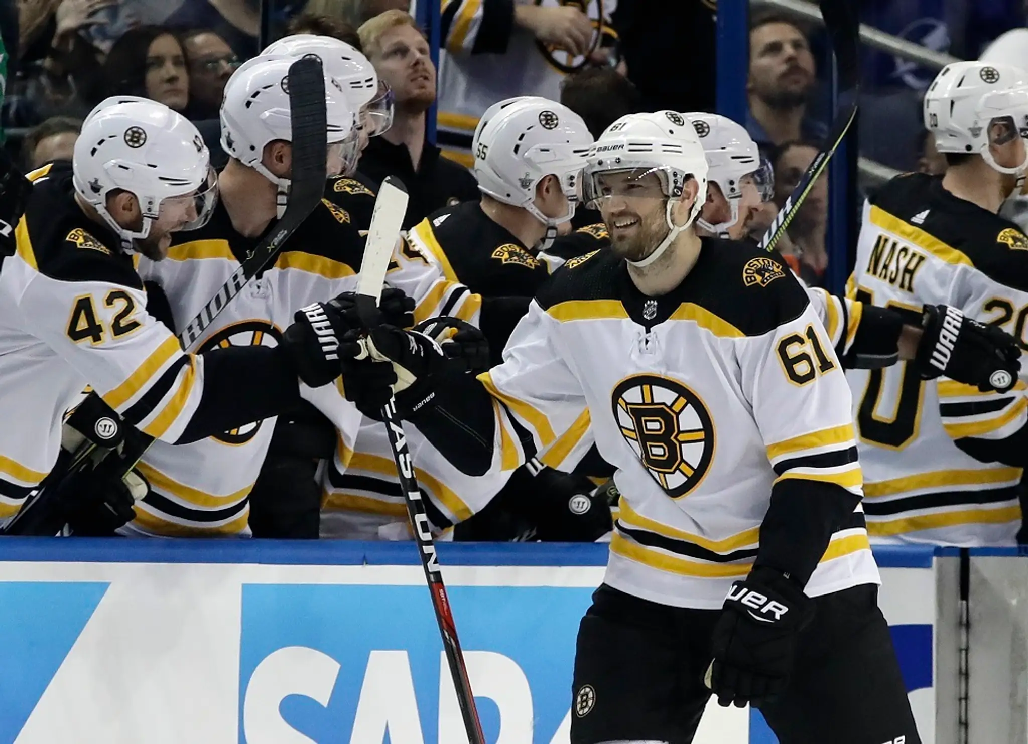 Radosť hráčov Boston Bruins po góle