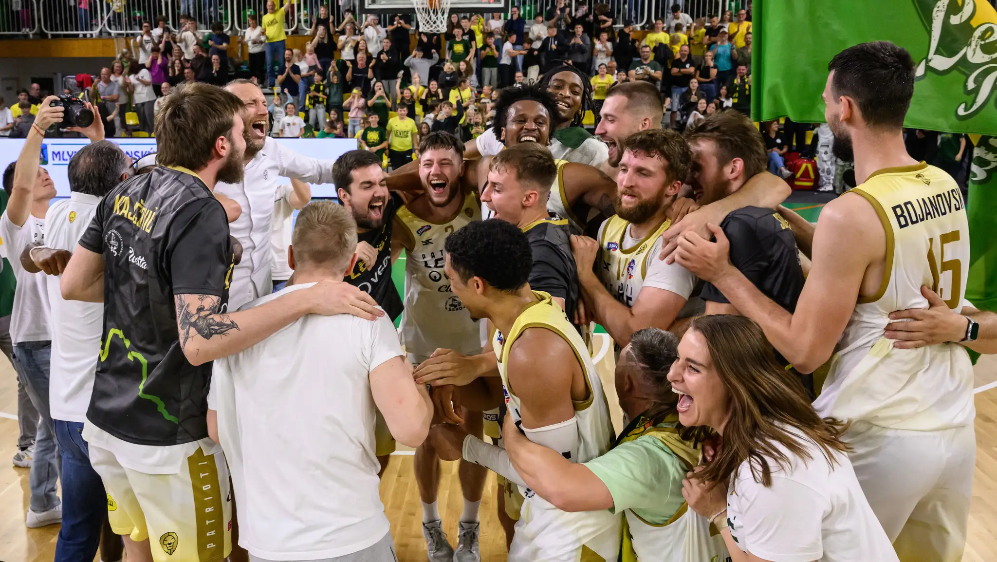 Basketbalisti Patriotov Levice oslavujú majstrovský titul.