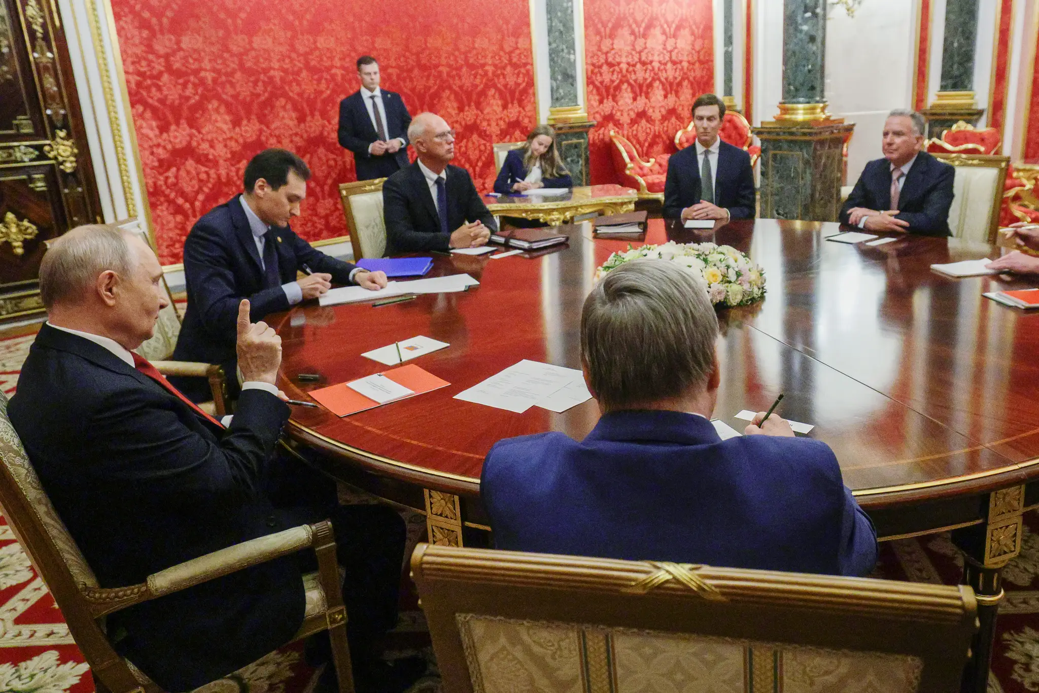 Ruský prezident Vladimir Putin (vľavo), vyslanci amerického prezidenta Jared Kushner (druhý vpravo) a Steve Witkoff (vpravo),  ruský vyjednávač Kirill Dmitrijev (uprostred) počas rozhovorov o mieri na Ukrajine v Moskve.