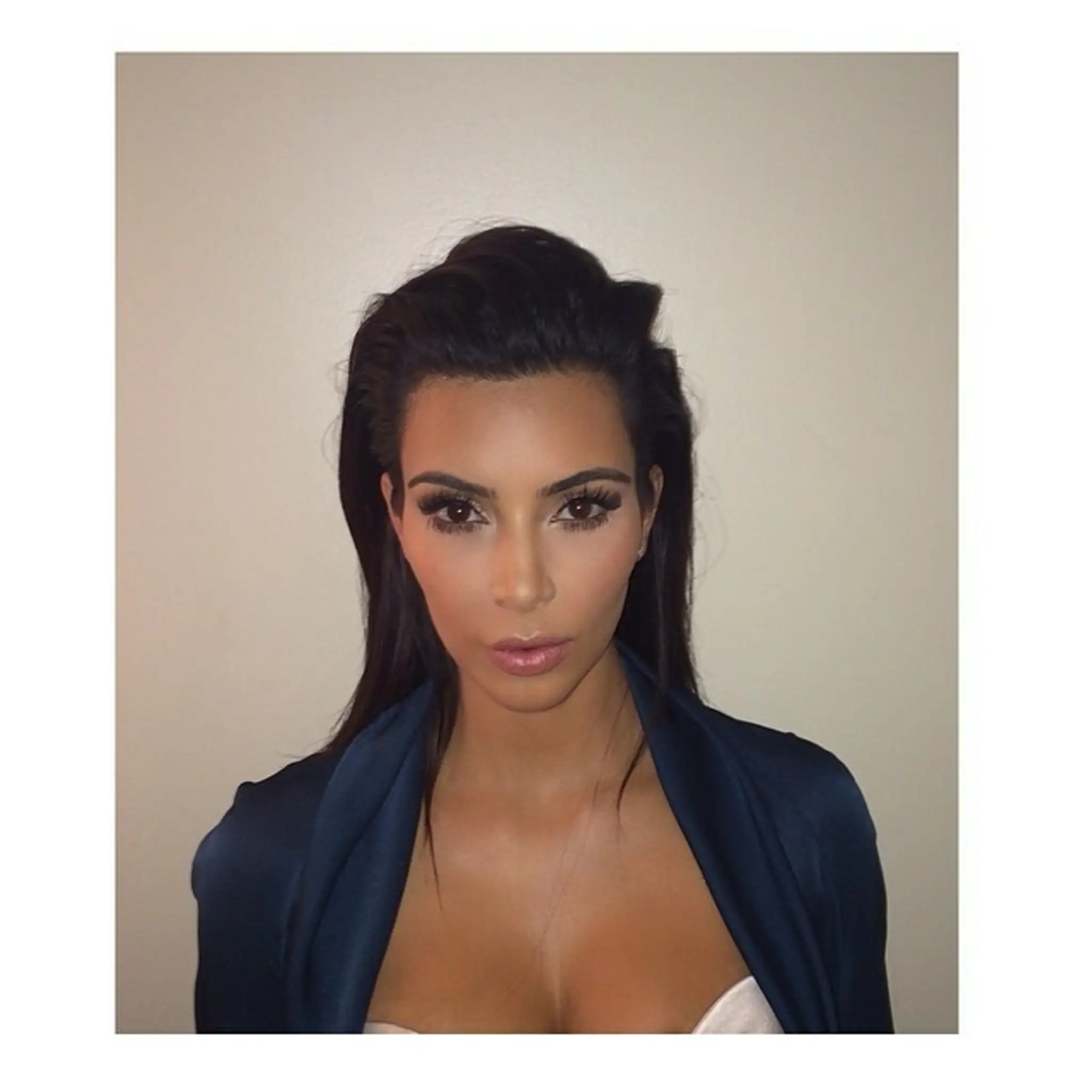 Kim Kardashian a jej fotka na pase. Oficiálne je z nej Kim West
