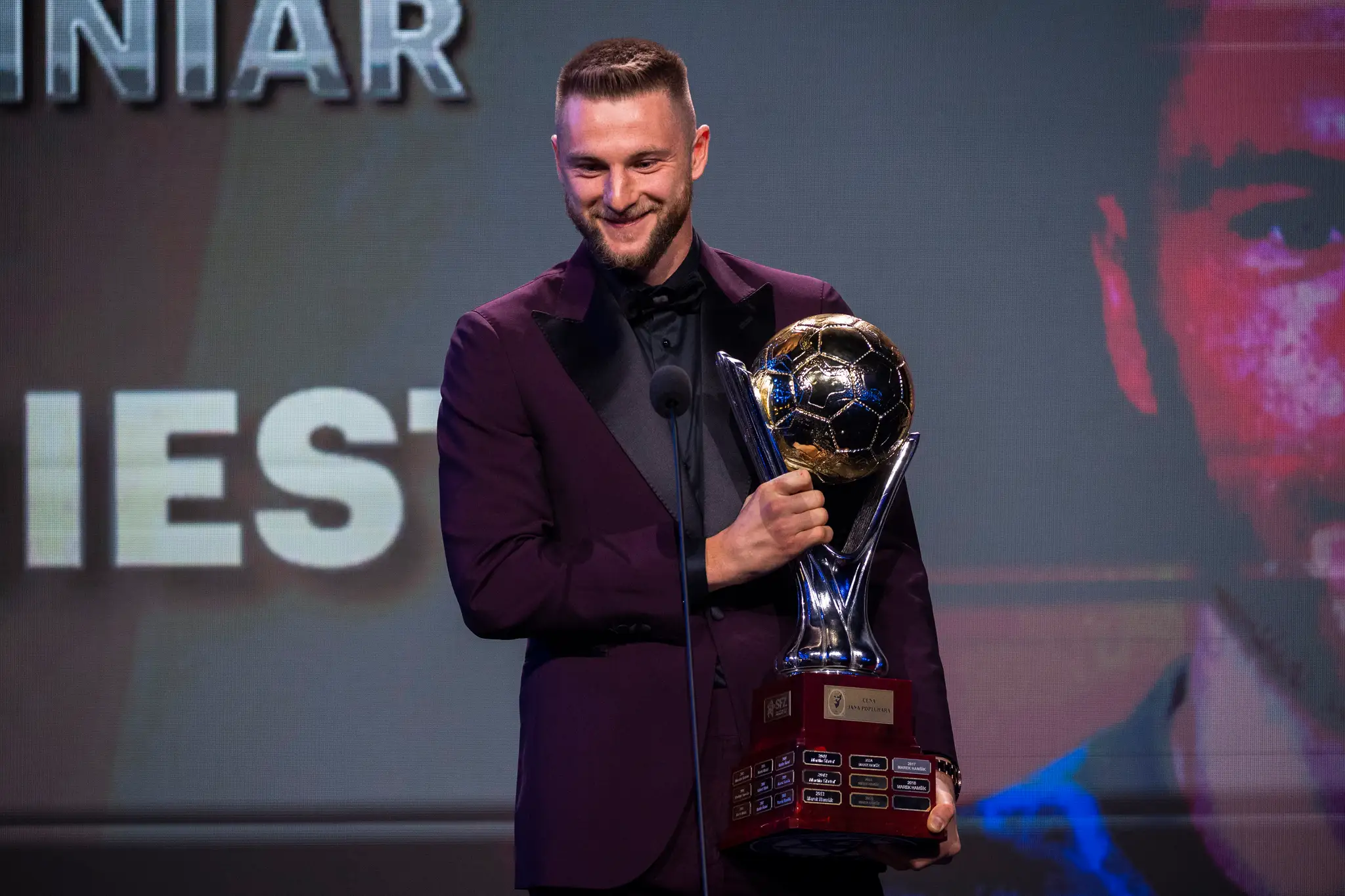 Milan Škriniar (Inter Miláno) s Cenou Jána Popluhára pre víťaza ankety Futbalista roka 2021.