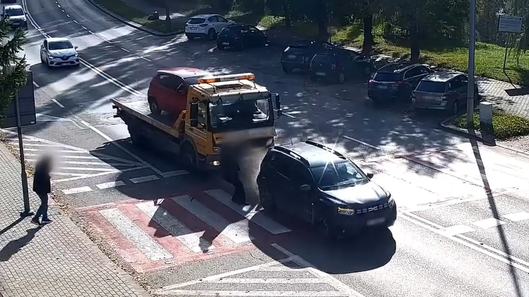 Vodič odťahovky nedobrzdil, nabral auto dávajúce prednosť chodcovi