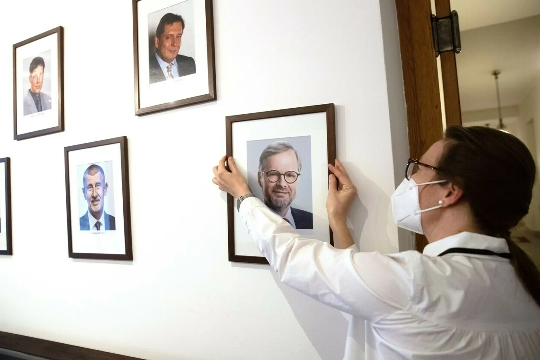 Portrét nového českého premiéra Petra Fialu na úrade vlády.