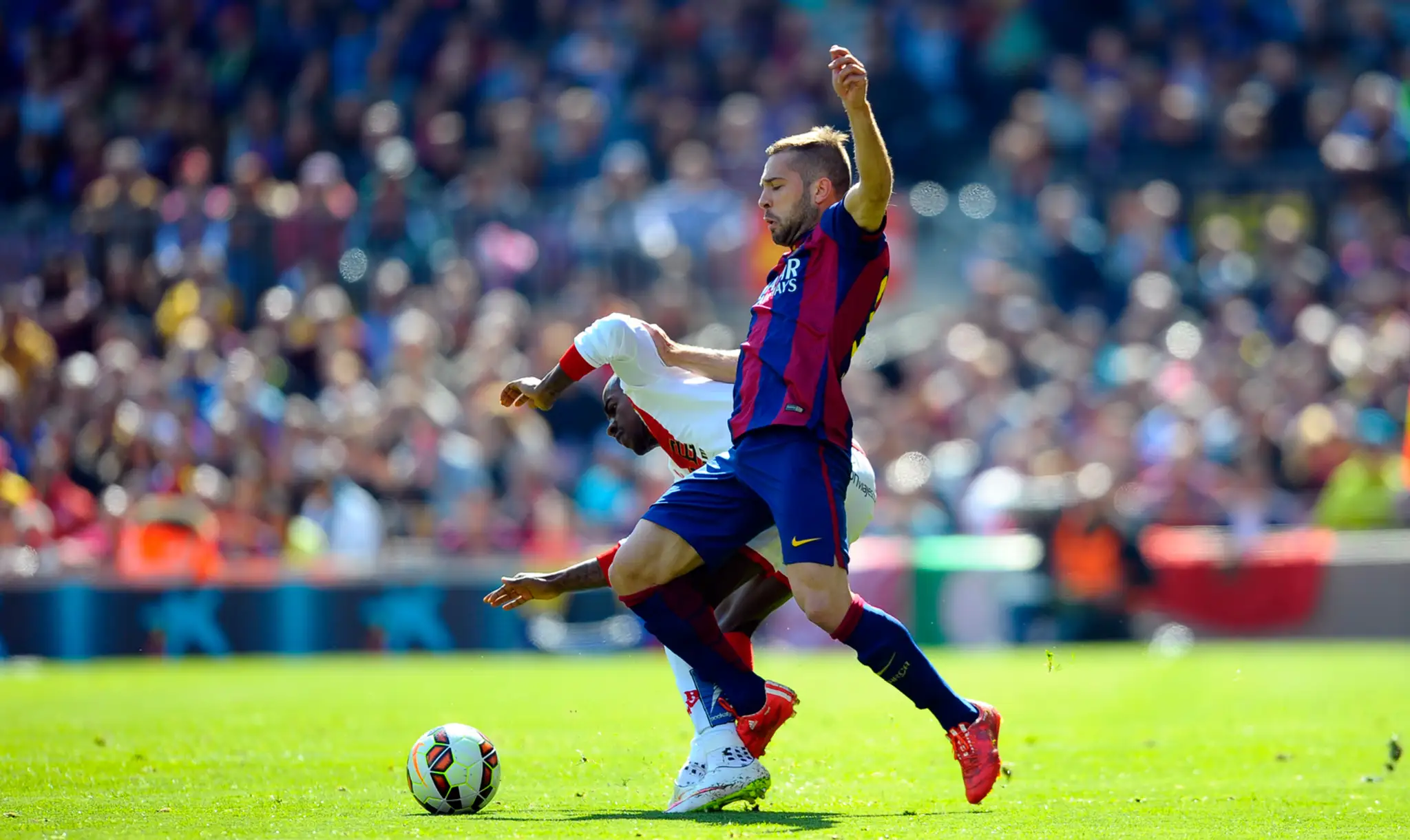Jordi Alba z FC Barcelona v boji o loptu