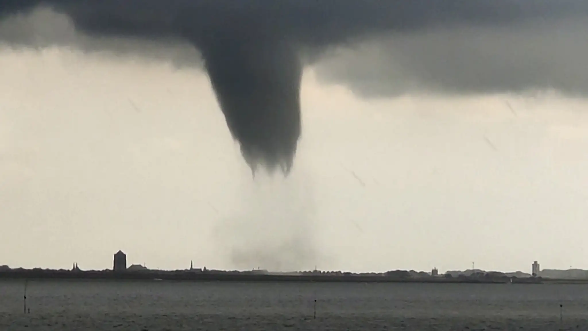 Tornádo nad pobrežným mestom Zierikzee.