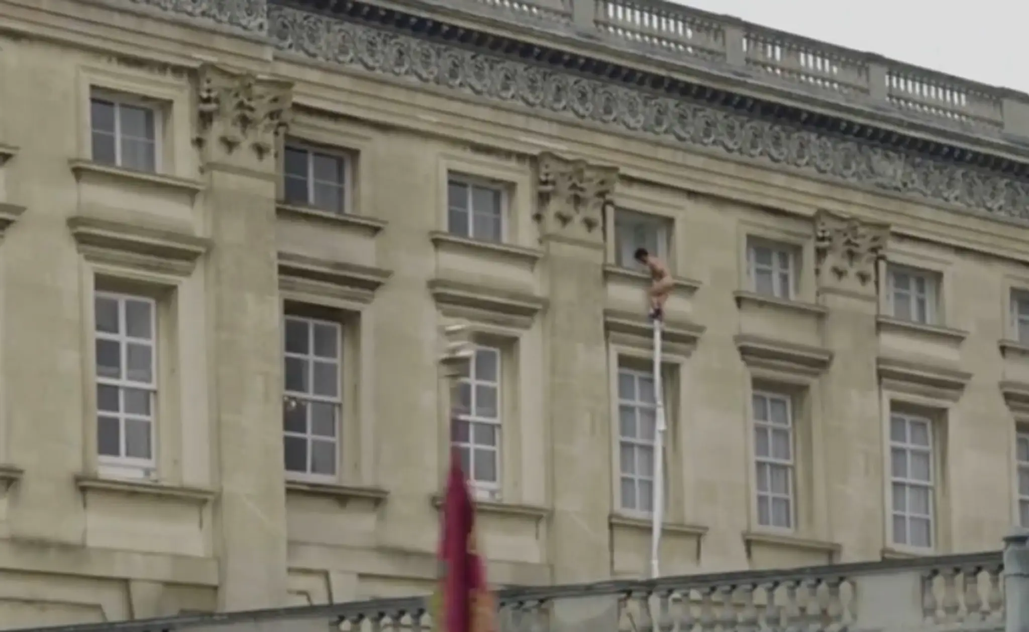 Z okna Buckinghamského paláca utekal oknom nahý muž.