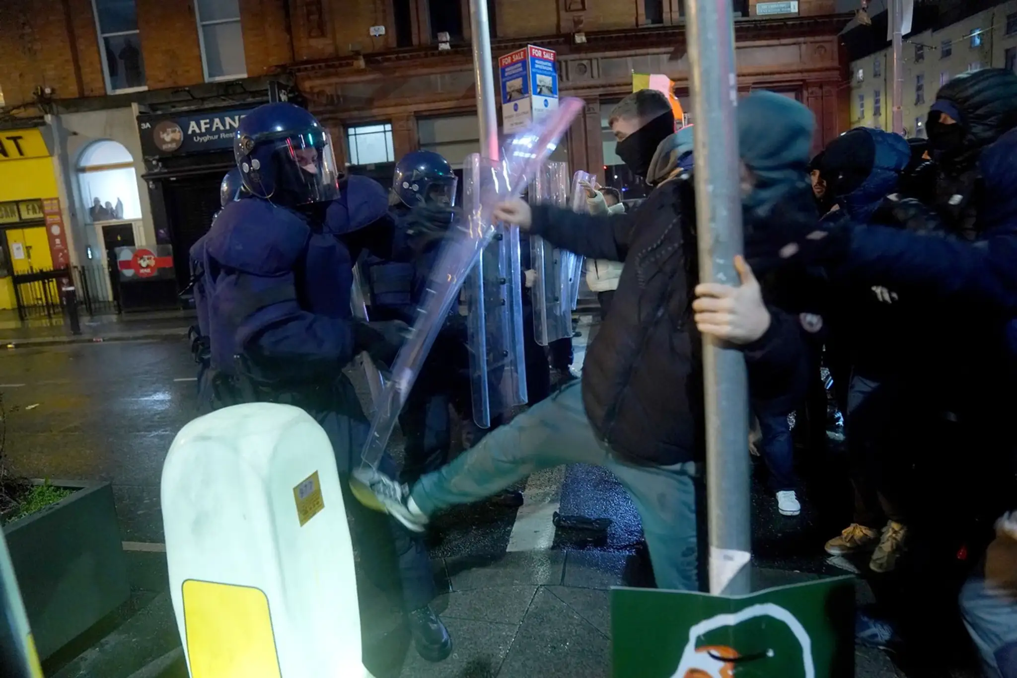 Priamy stret medzi výtržníkmi a políciou.