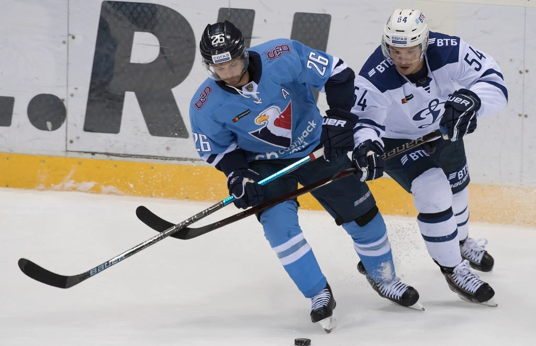 Na snímke vľavo Michal Řepík (Slovan) a vpravo Vitalij Menšikov (Dinamo) počas stretnutia Slovan Bratislava - Dinamo Moskva.