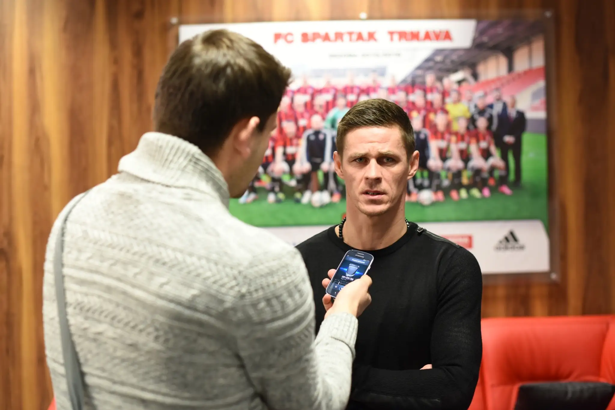Róbert Jež podpisuje zmluvu so Spartakom Trnava.