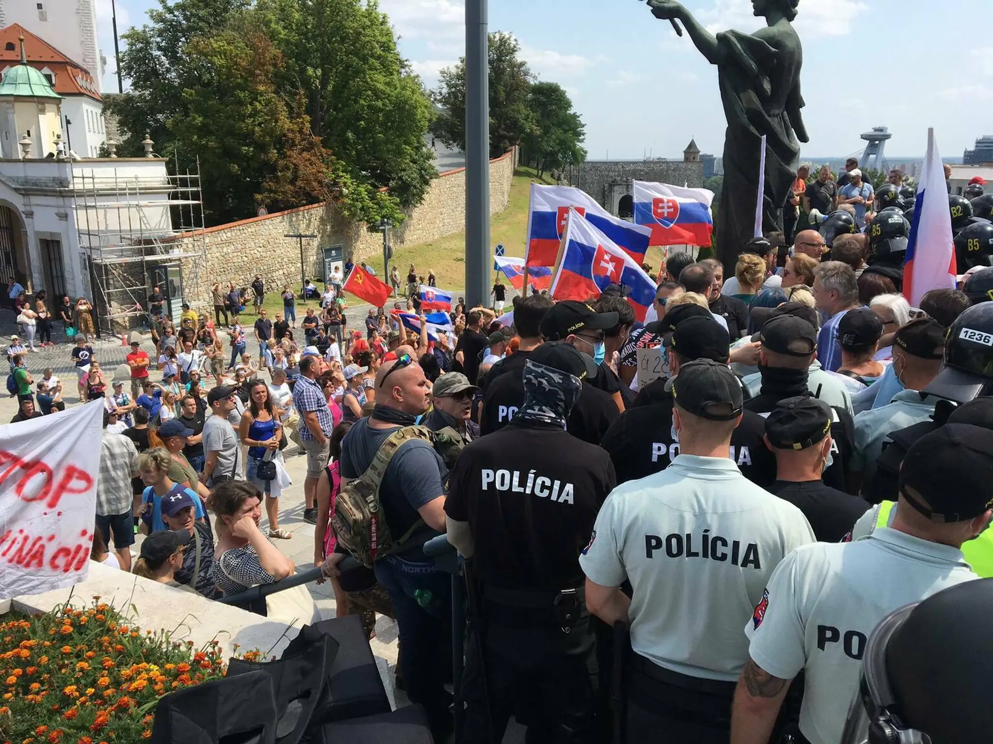Ťažkoodenci vytláčali dav