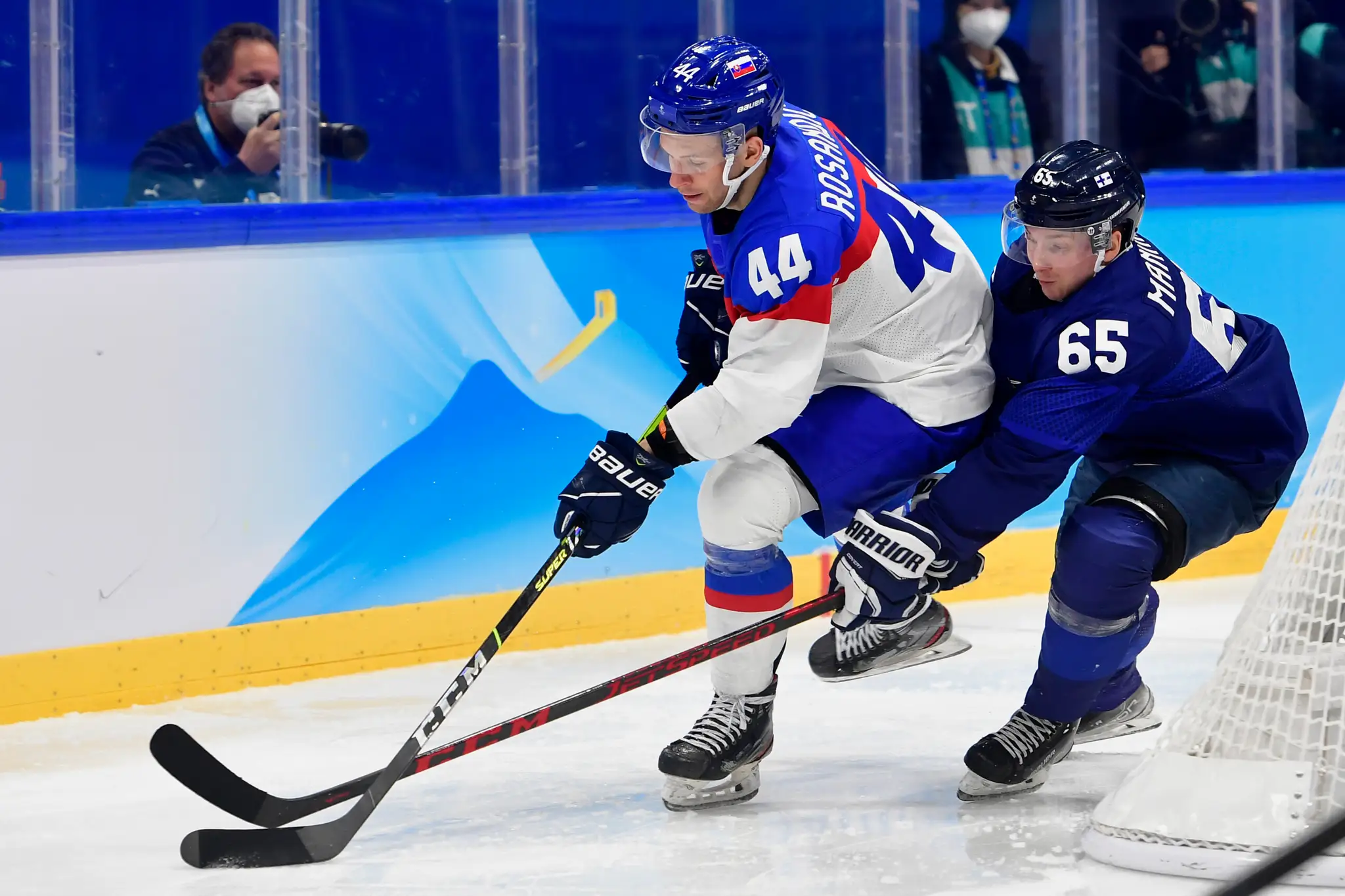 Zľava Mislav Rosandič a Fín Sakari Manninen v semifinále ZOH 2022.
