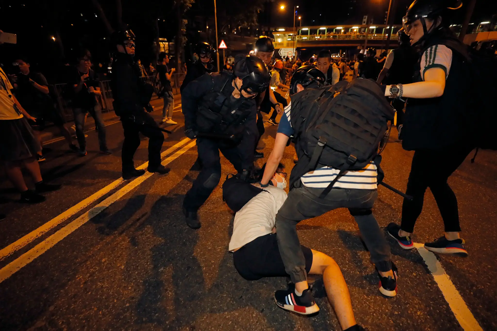 Protestujúci v Hongkongu prerazili bezpečnostný plot.