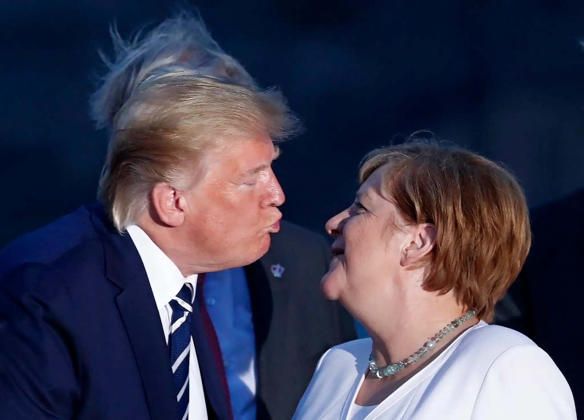 Donald Trump a Angela Merkelová sa zdravia po príchode na summit skupiny G7 vo Francúzsku v roku 2019.