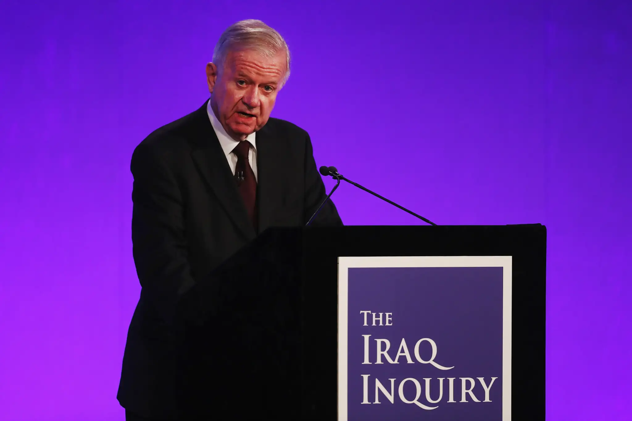 Sir John Chilcot zverejňuje dlhoočakávanú vyšetrovaciu správu o britskej účasti vo vojne v Iraku. 
