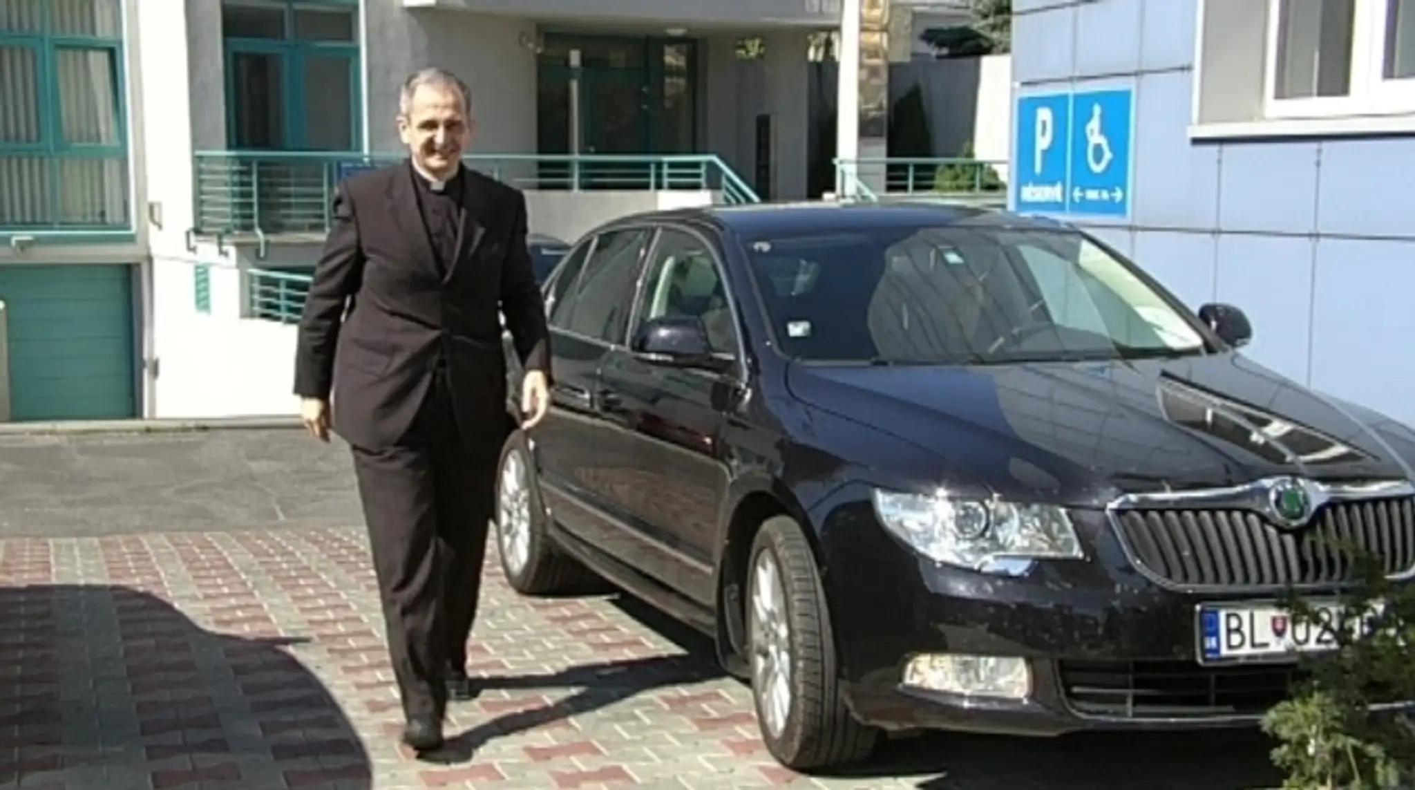 Biskup a jeho luxusné auto