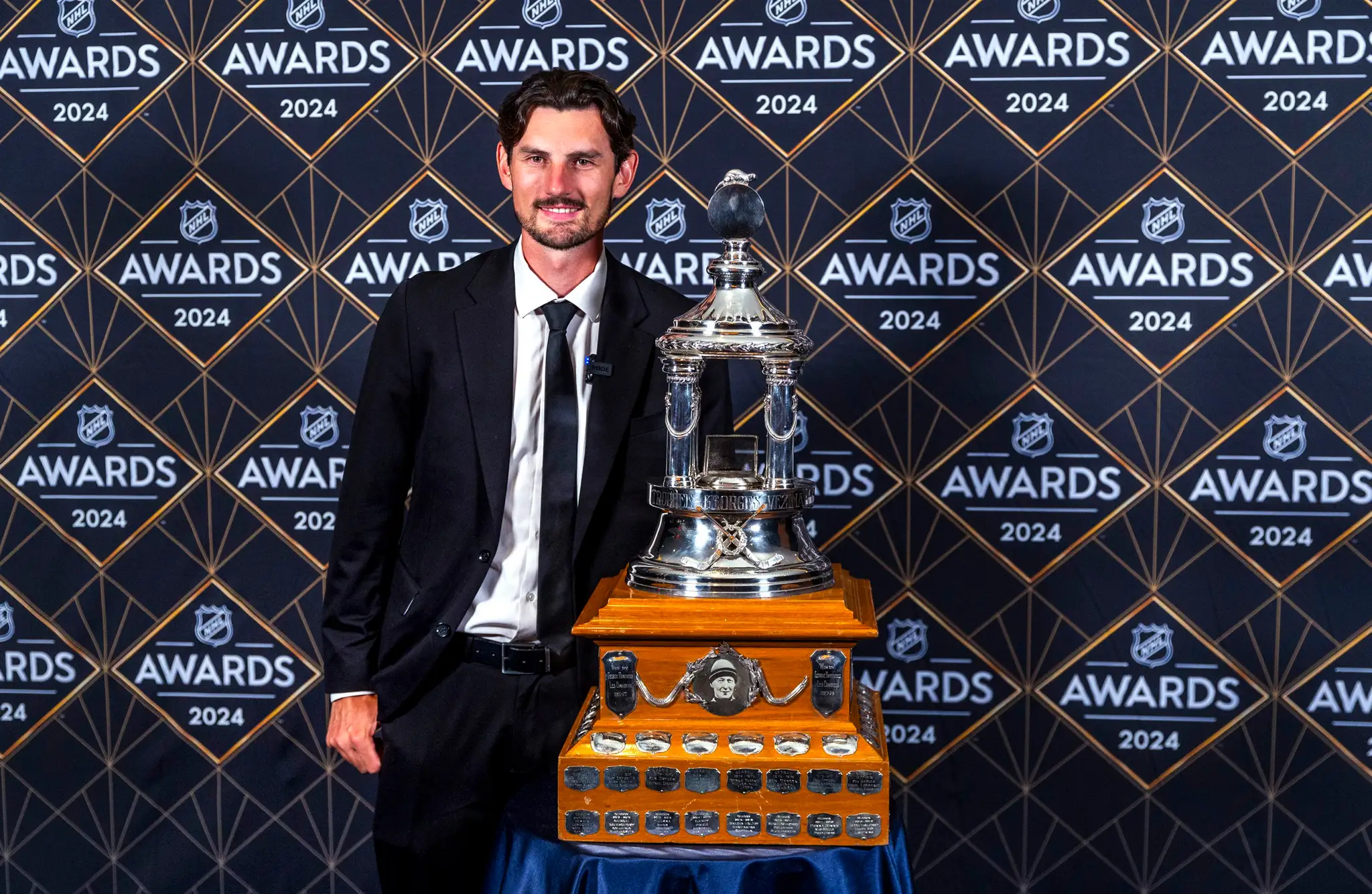 Connor Hellebuyck s Vezinovou trofejou.