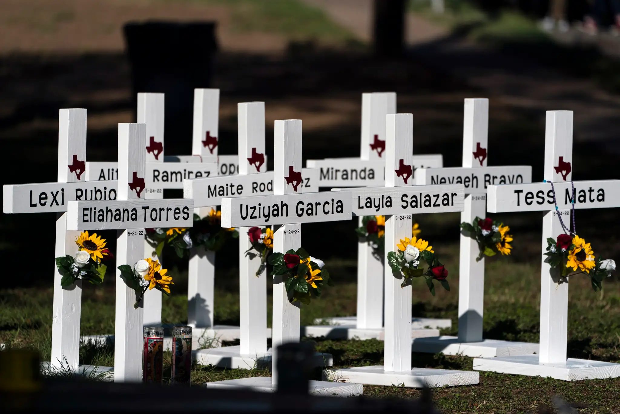 Na snímke kríže s menami obetí streľby na škole v meste Uvalde v americkom štáte Texas.