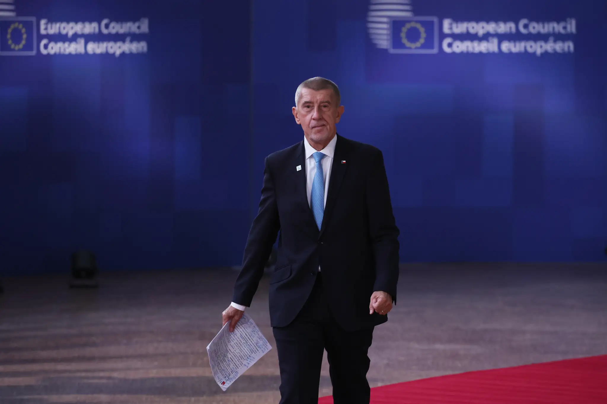 Český premiér Andrej Babiš prichádza na samit EÚ do budovy Európskej rady v Bruseli.