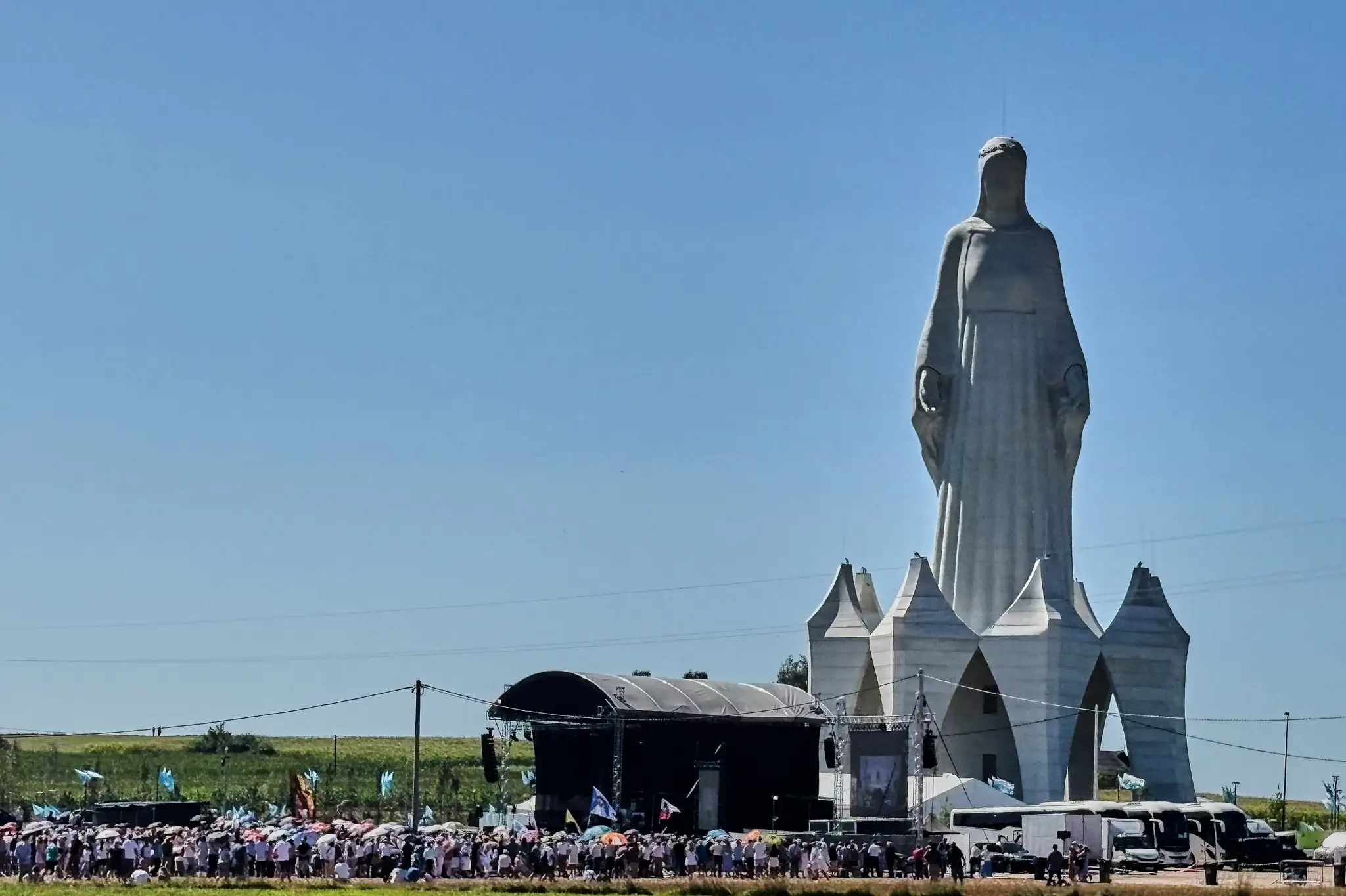 Ľudia sa zhromažďujú pri obrovskej soche Panny Márie počas jej slávnostného odhalenia v poľskej dedine Konotopie.