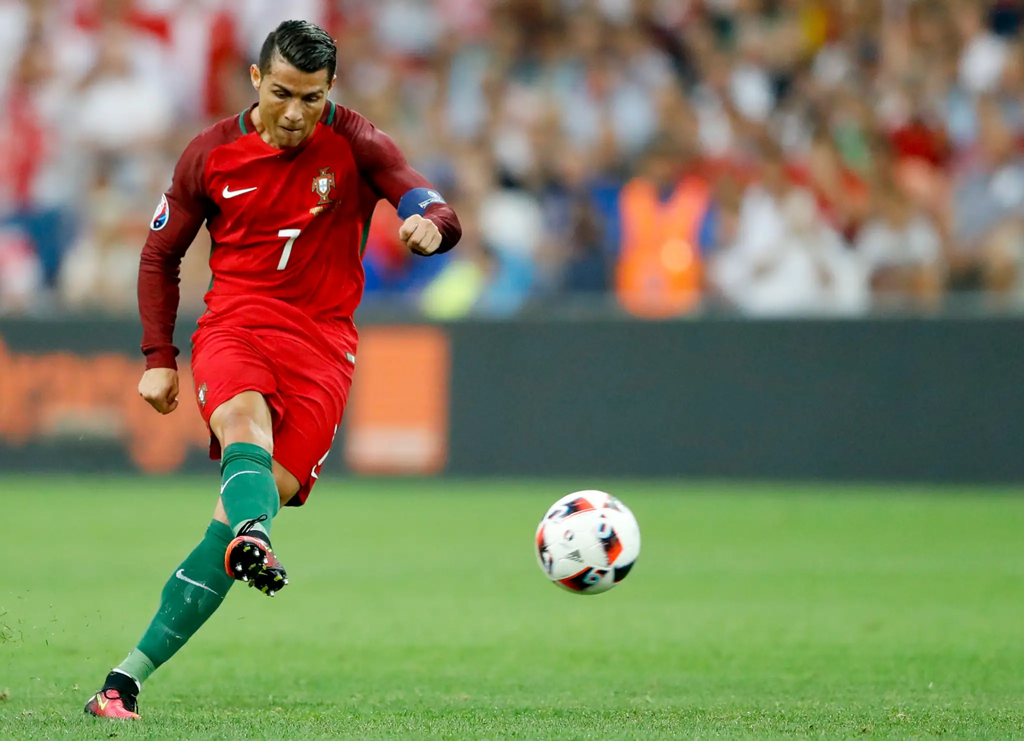 Portugalská ikona Cristiano Ronaldo strieľa vo štvrťfinálovom zápase na ME proti Poľsku.