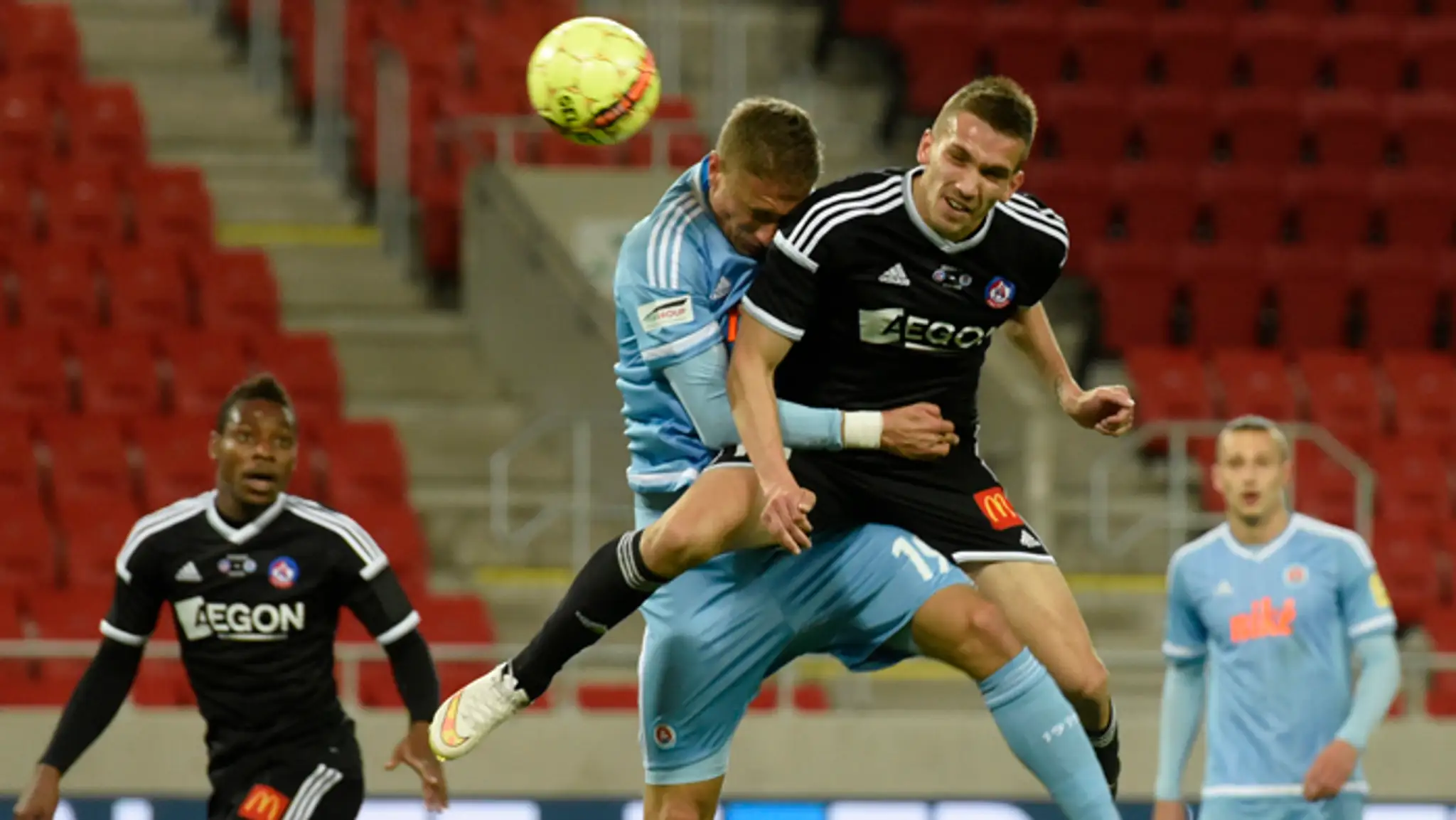 Trenčan Dávid Guba (druhý sprava) a Kornel Saláta (druhý zľava) zo Slovana počas finále Slovnaft Cup-u .