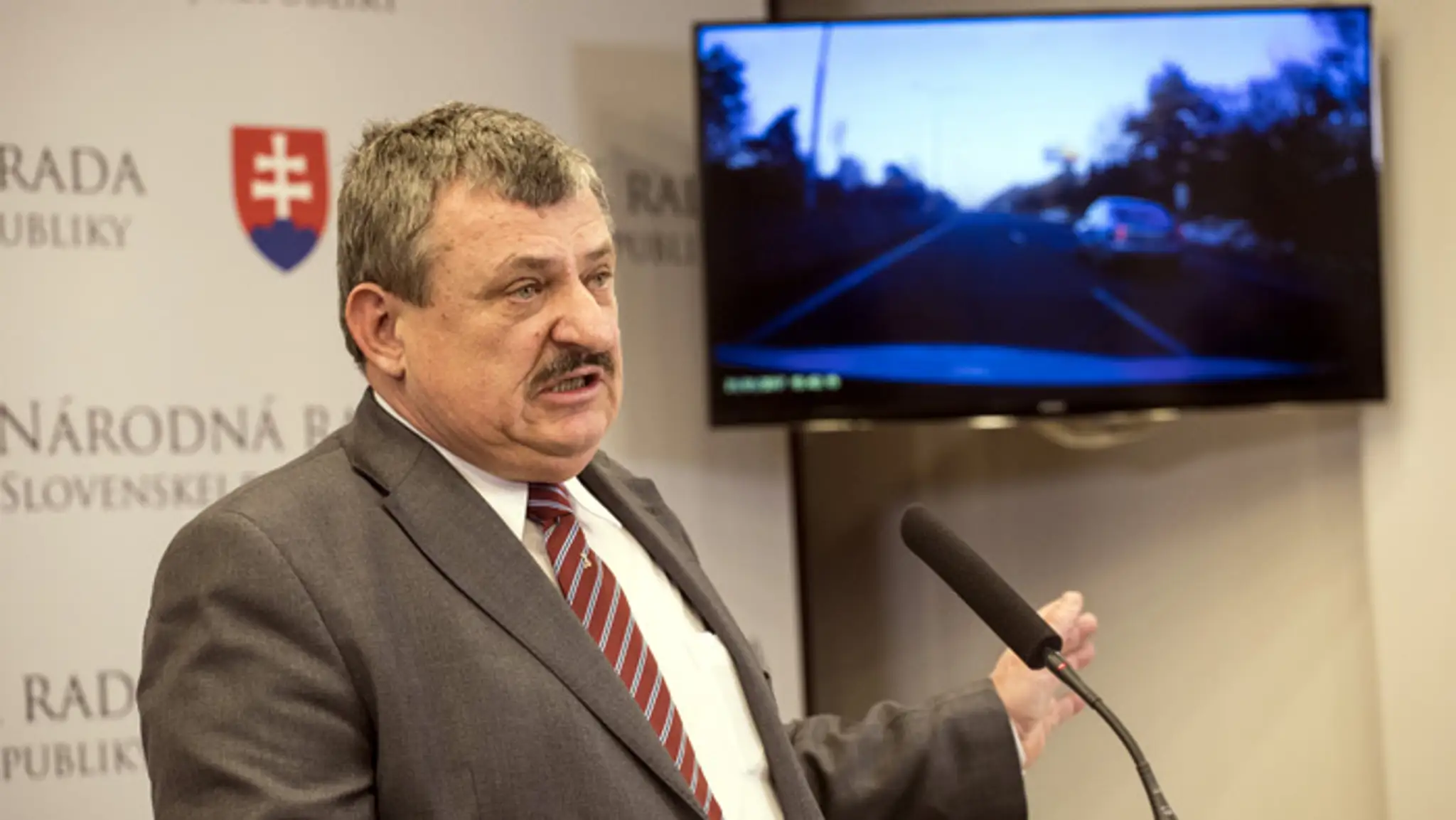 Anton Hrnko objasňuje okolnosti zadržania vodičského preukazu policajnou hliadkou.