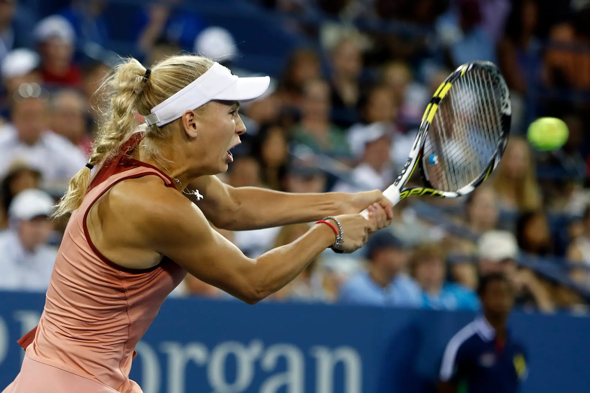 Dánka Caroline Wozniacka vracia loptičku v zápase 1. kola US Open proti Slovenke Magdaléne Rybárikovej.