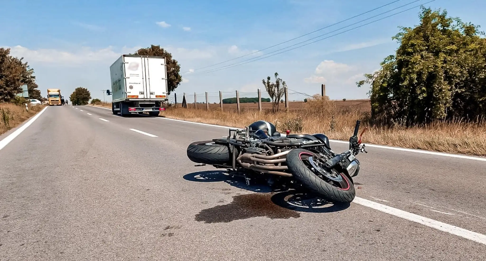 Havarovaná motorka na mieste nešťastia