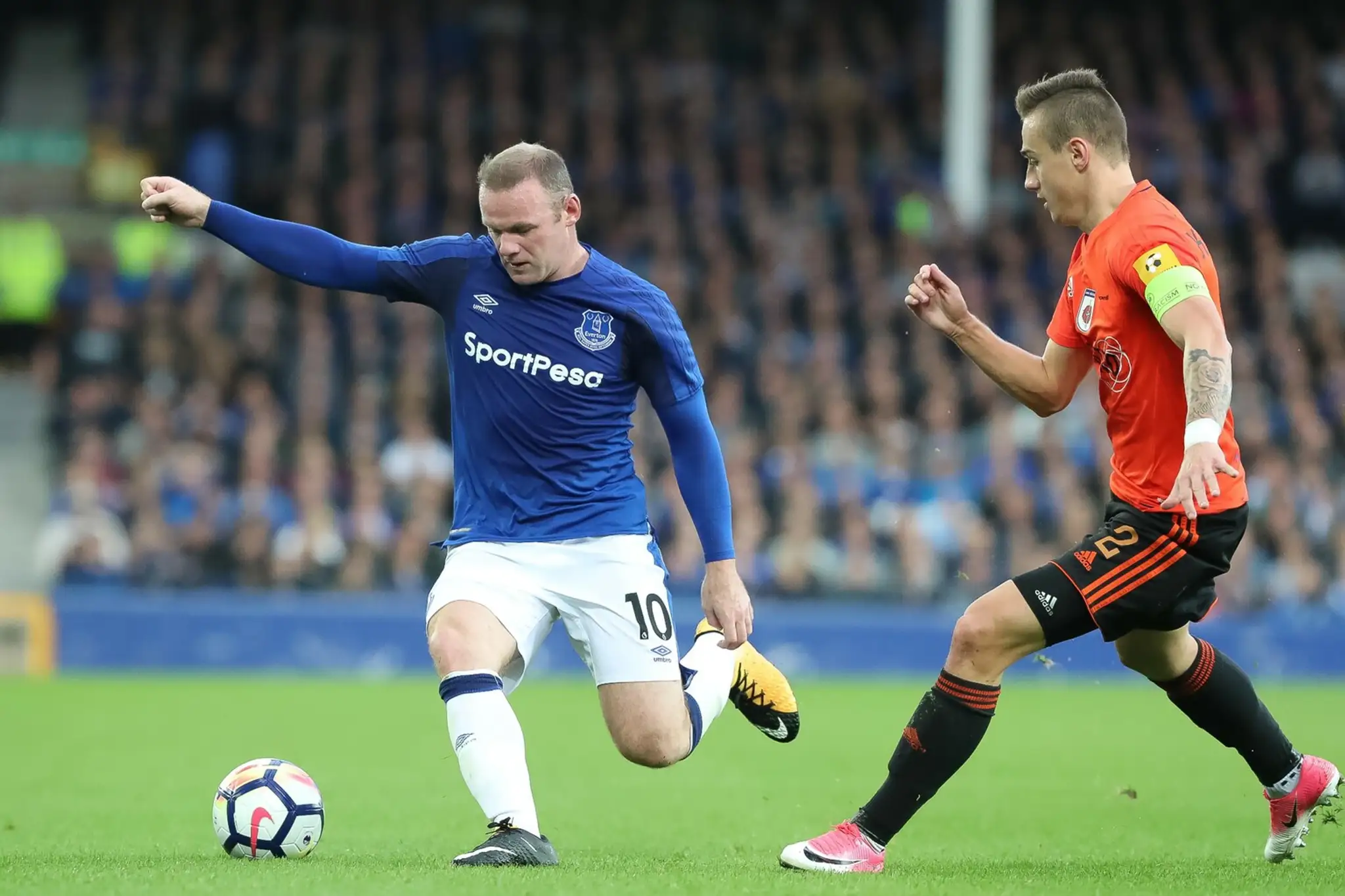 Kapitán Ružomberka Dominik Kružliak (vpravo) bráni v prvom dueli 3. predkola EL hviezdu Evertonu Waynea Rooneyho.