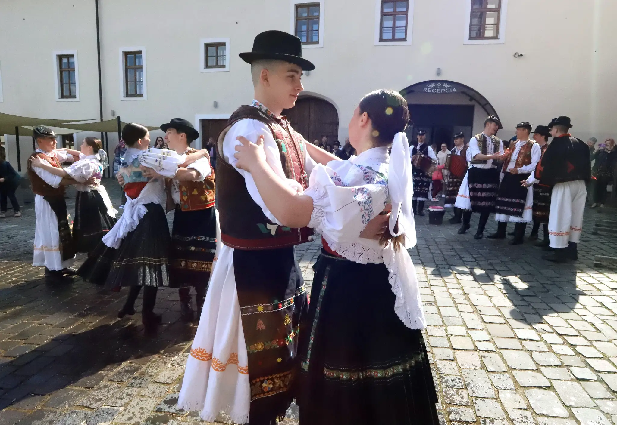 Členovia folklórneho súboru Podpoľanec z Detvy predvádzajú tradičnú veľkonočnú oblievačku na Vígľašskom zámku.