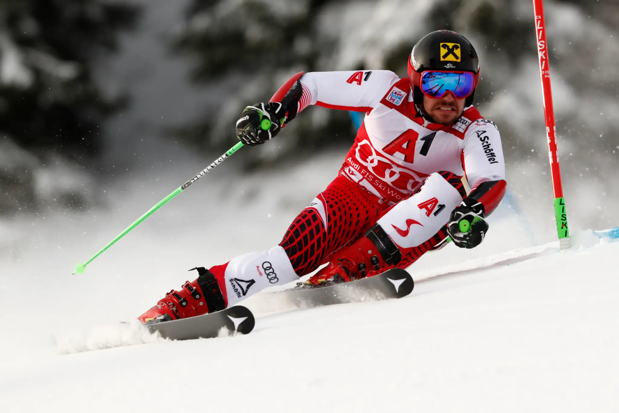Alpský lyžiar Marcel Hirscher počas obrovského slalomu v Saalbachu.