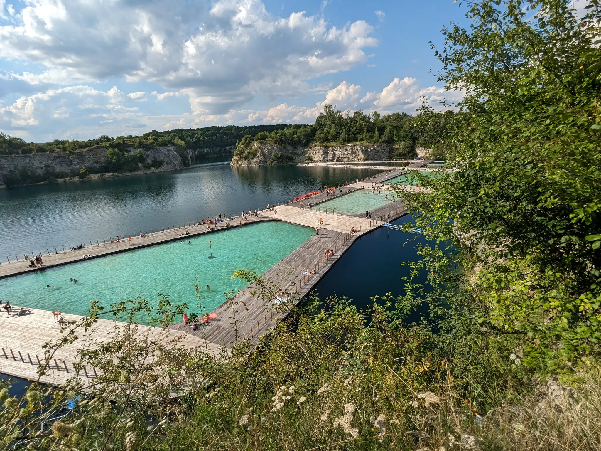 Pohľad na plytké bazény v kameňolome Zakrzowek