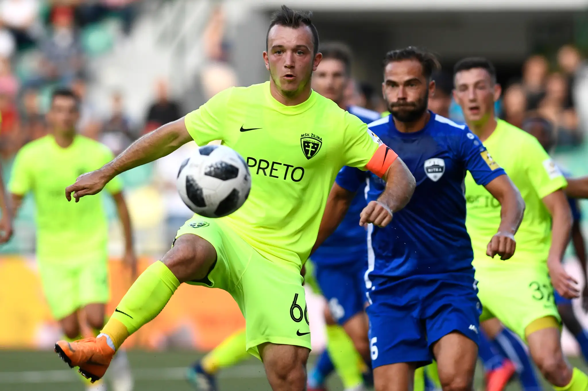 Kapitán Žiliny Miroslav Káčer (vľavo) a Nitran Tomáš Kóňa v zápase 2. kola 