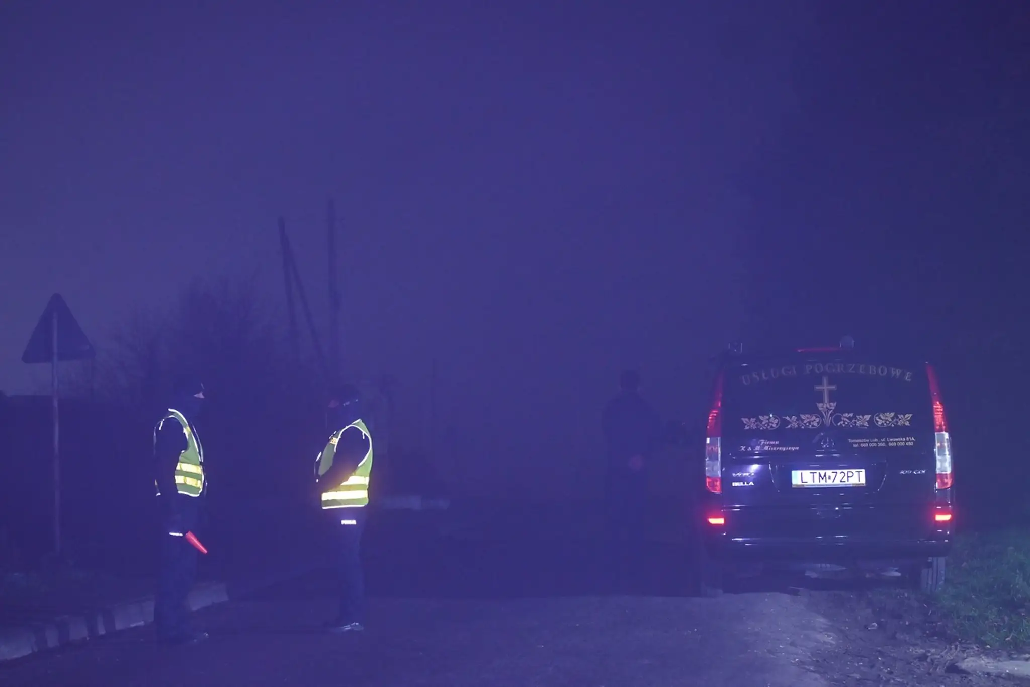 Poľská polícia kontroluje vozidlá po výbuchu.