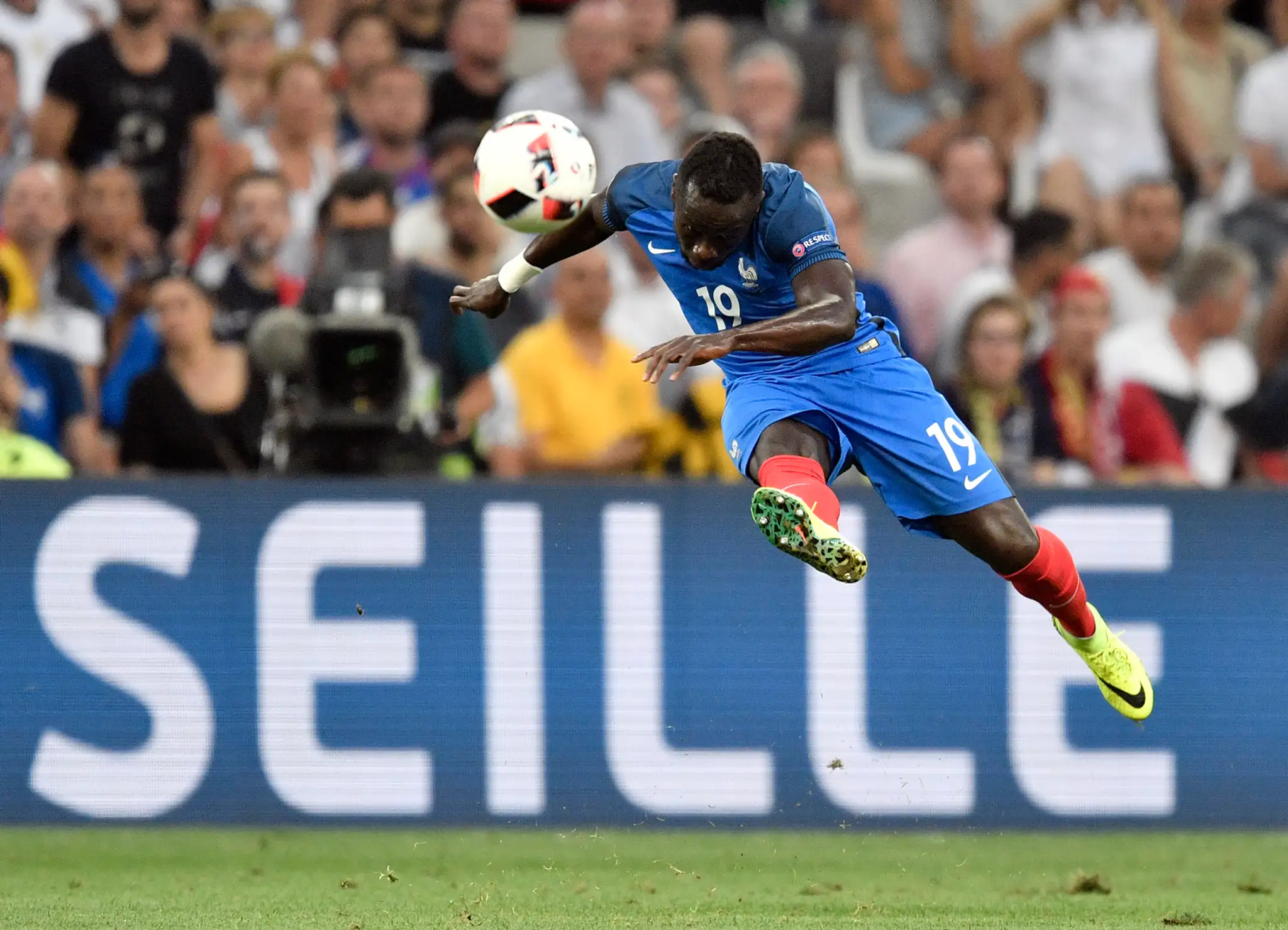 Francúz Bacary Sagna strieľa v semifinále ME proti Nemecku