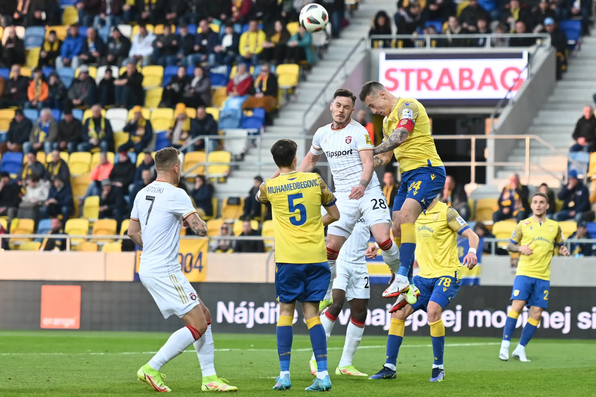 Na snímke zľava hráč Trnavy Milan Ristovski, hráč DAC-u Ahmet Muhamedbegovič, hráč Trnavy Martin Bukata a kapitán DAC-u Dominik Kružliak bojujú o loptu.