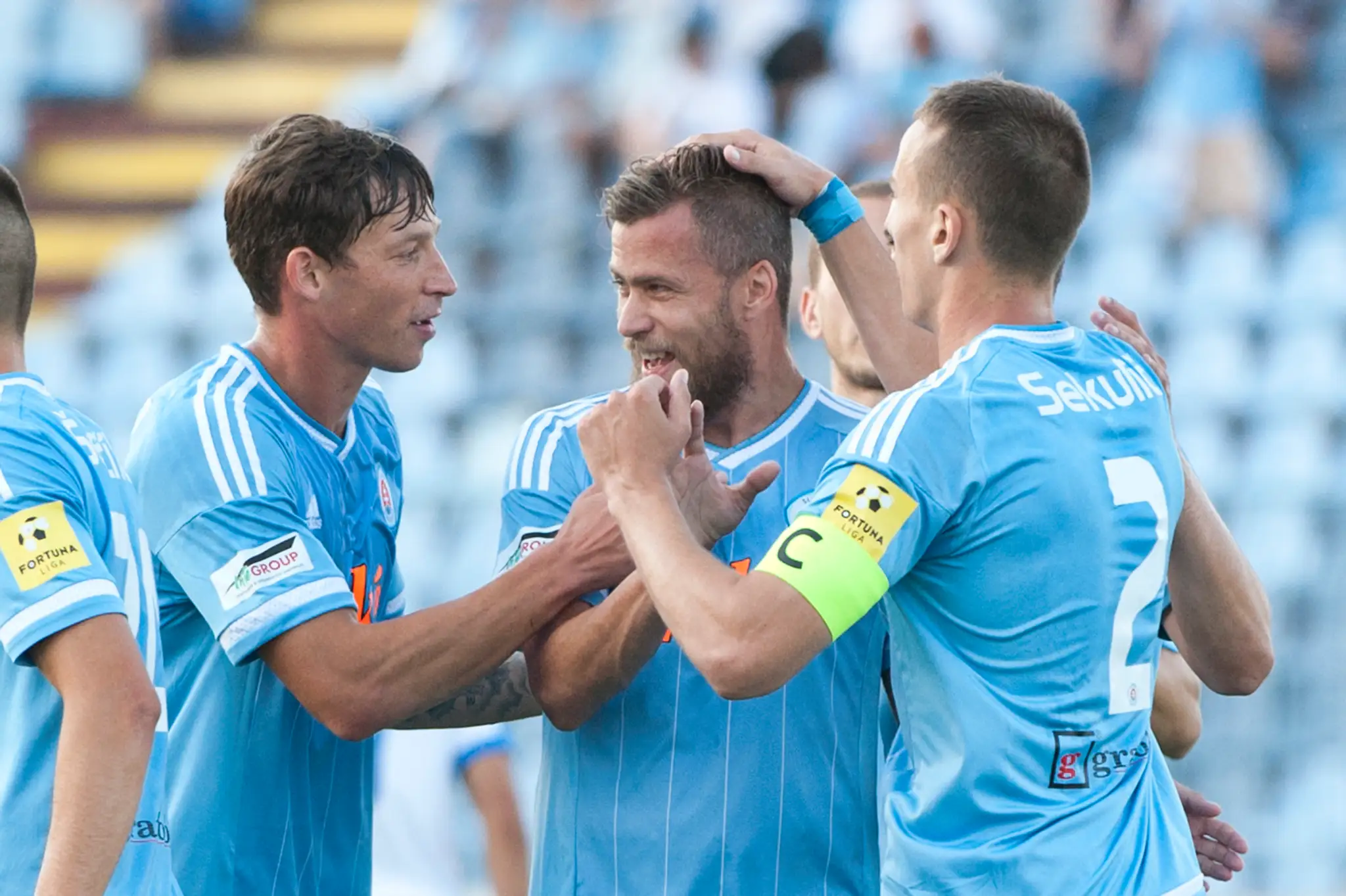 Na snímke uprostred strelec gólu Jakub Mareš, vľavo Filip Hološko a vpravo Boris Sekulič (všetci Slovan).
