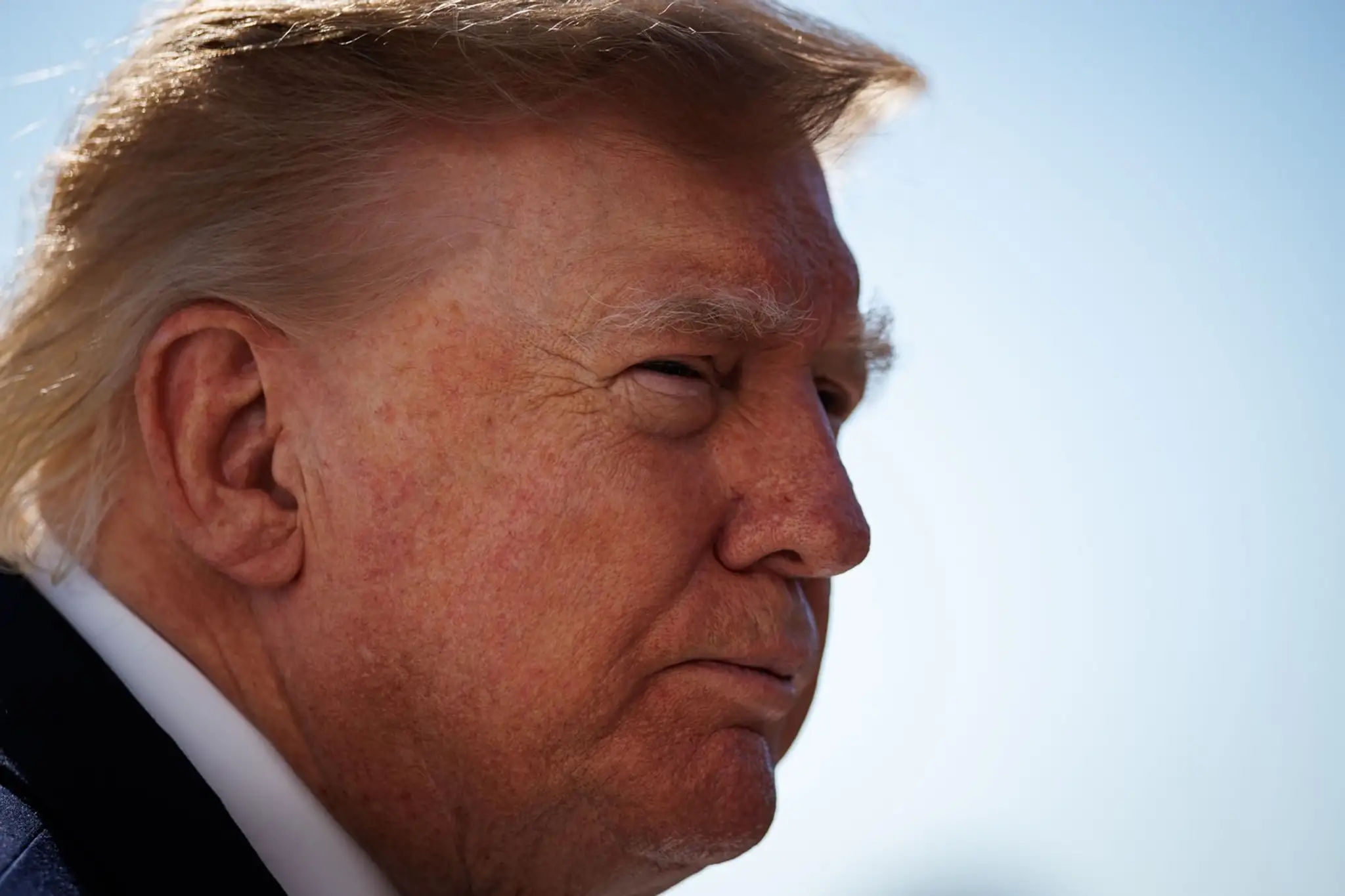 Donald Trump priznal, že sa líči sám.