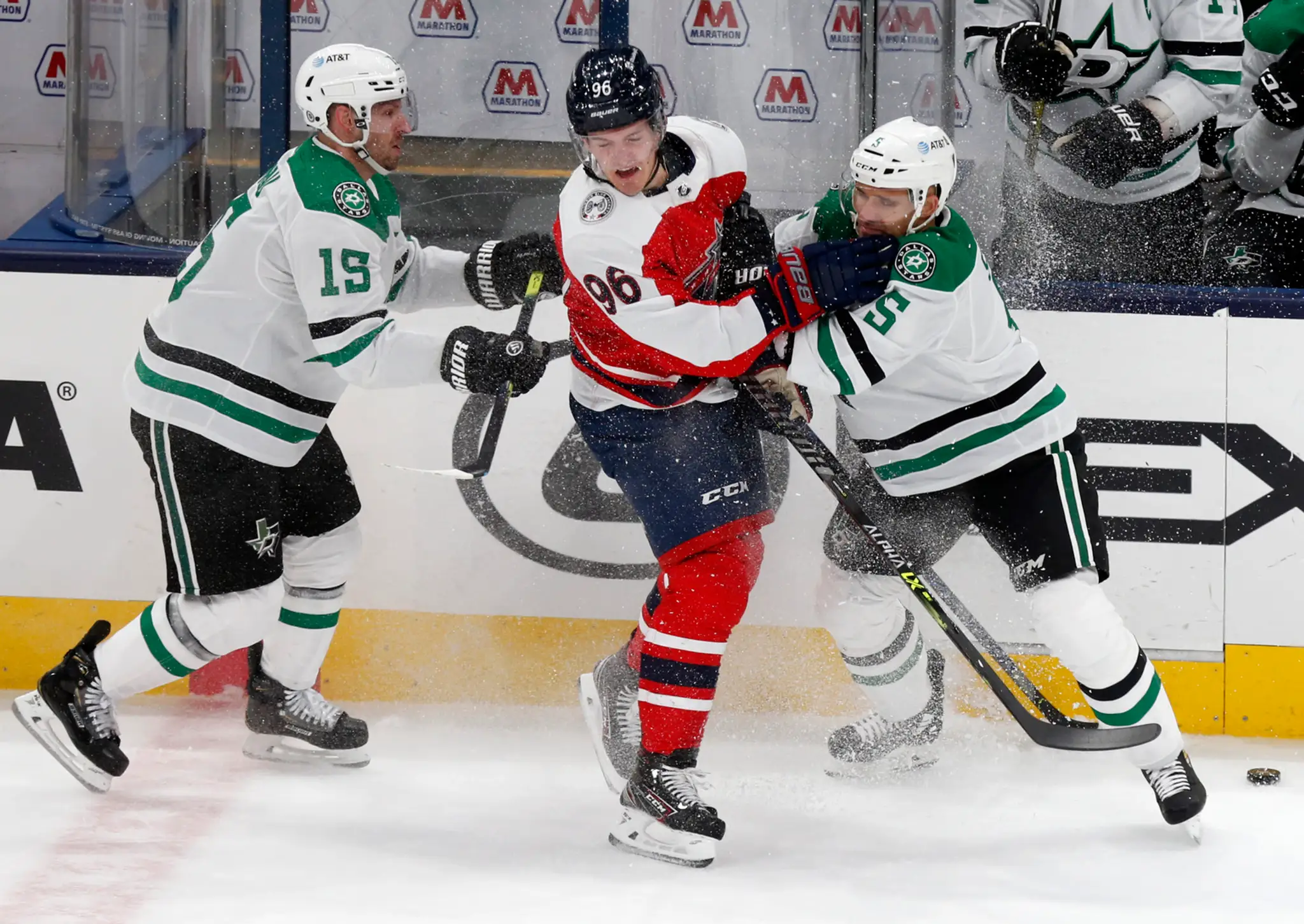 Snímka zo zápasu Dallas - Columbus, na ktorej je slovenský obranca Andrej Sekera 