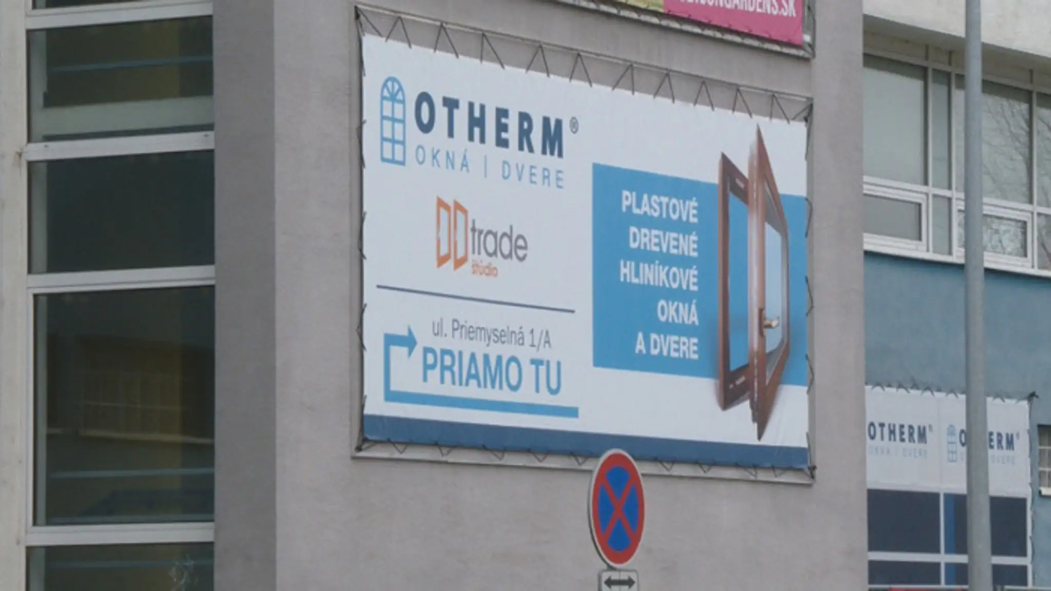 Pán Tomáš, ktorý si objednal okná u overenej firmy.