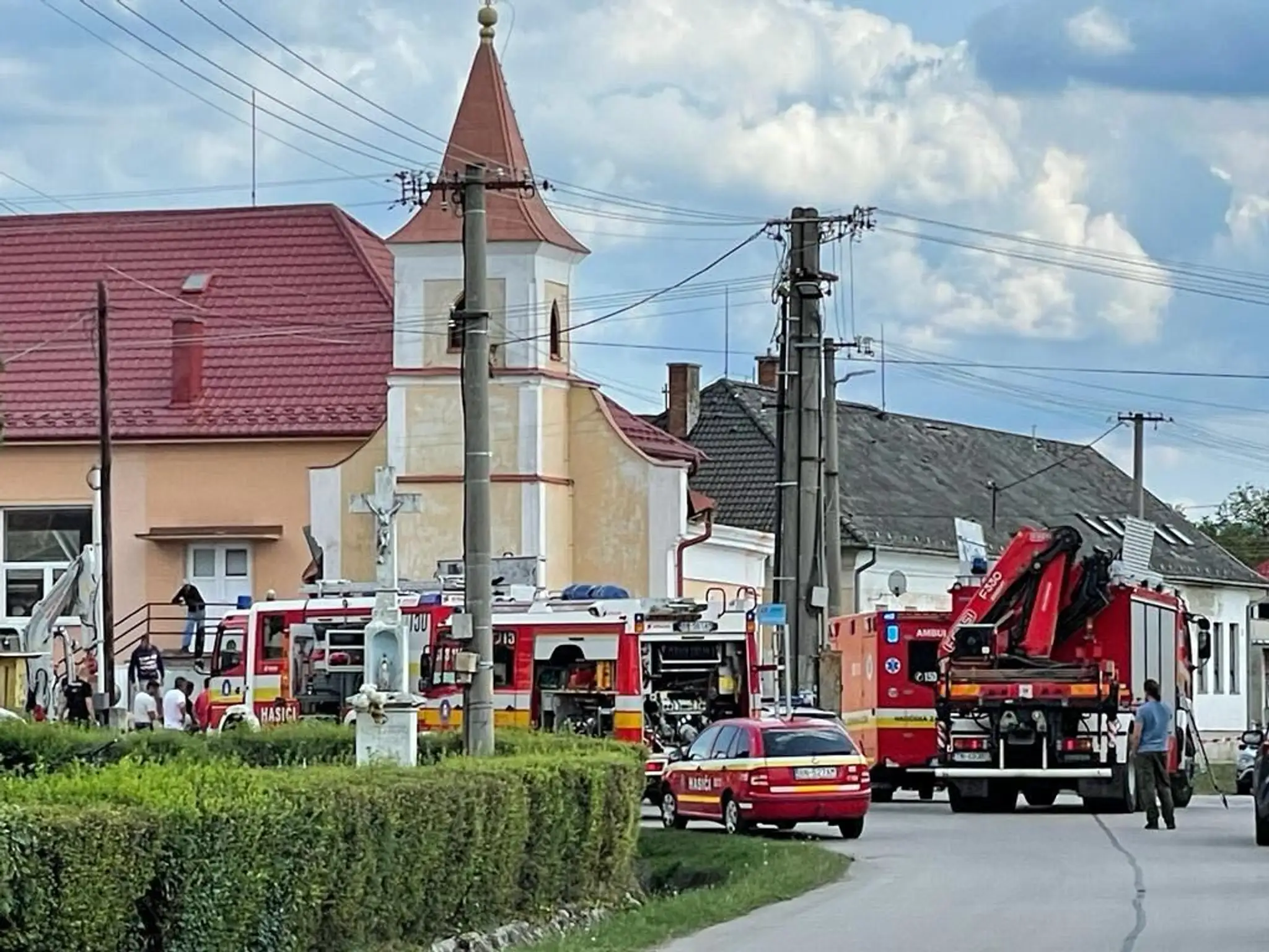 Na robotníka v Nedašovciach sa zrútila stena kaplnky