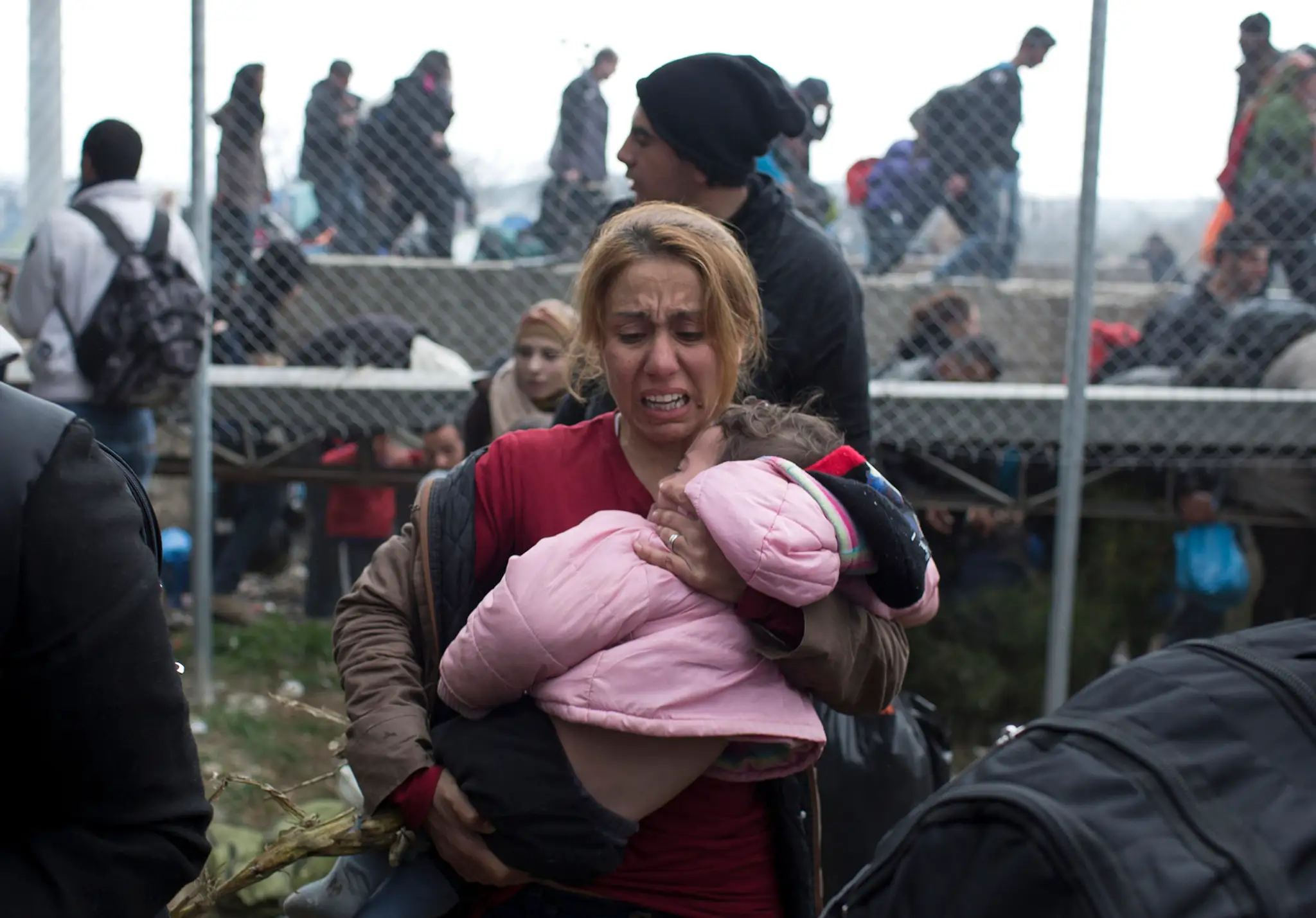 Stovky migrantov sa vrhli na hraničný plot pri meste Gevgelija.