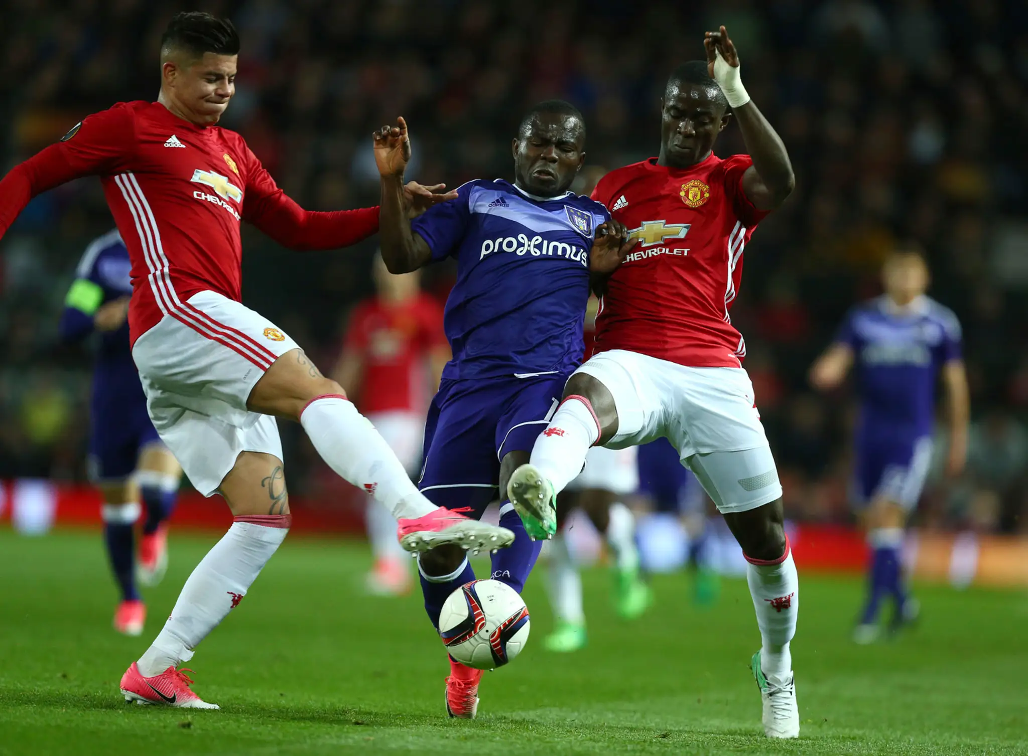 Marcos Rojo (vľavo) a Eric Bailly z ManUtd atakujú v odvete štvrťfinále EL Franka Acheamponga z Anderlechtu.